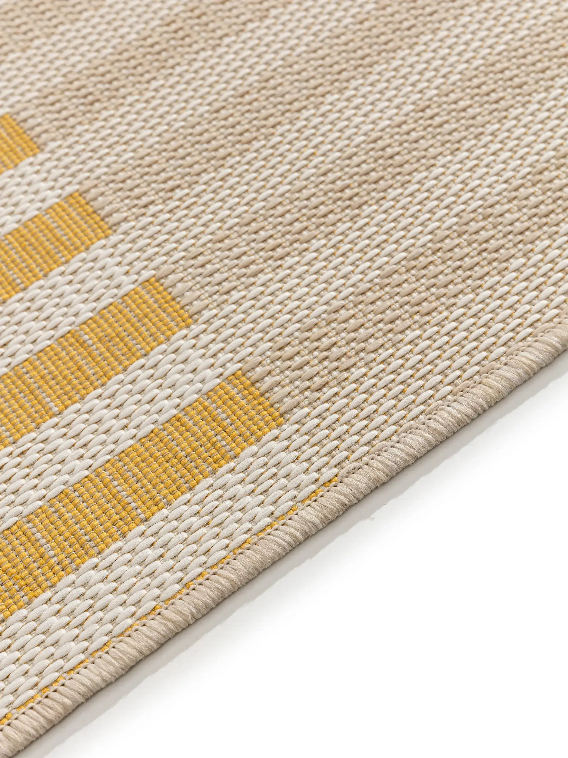 Tappeto di 100% Poliestere (PET riciclato) in Giallo con pelo alto 100% Poliestere (PET riciclato) da benuta nest