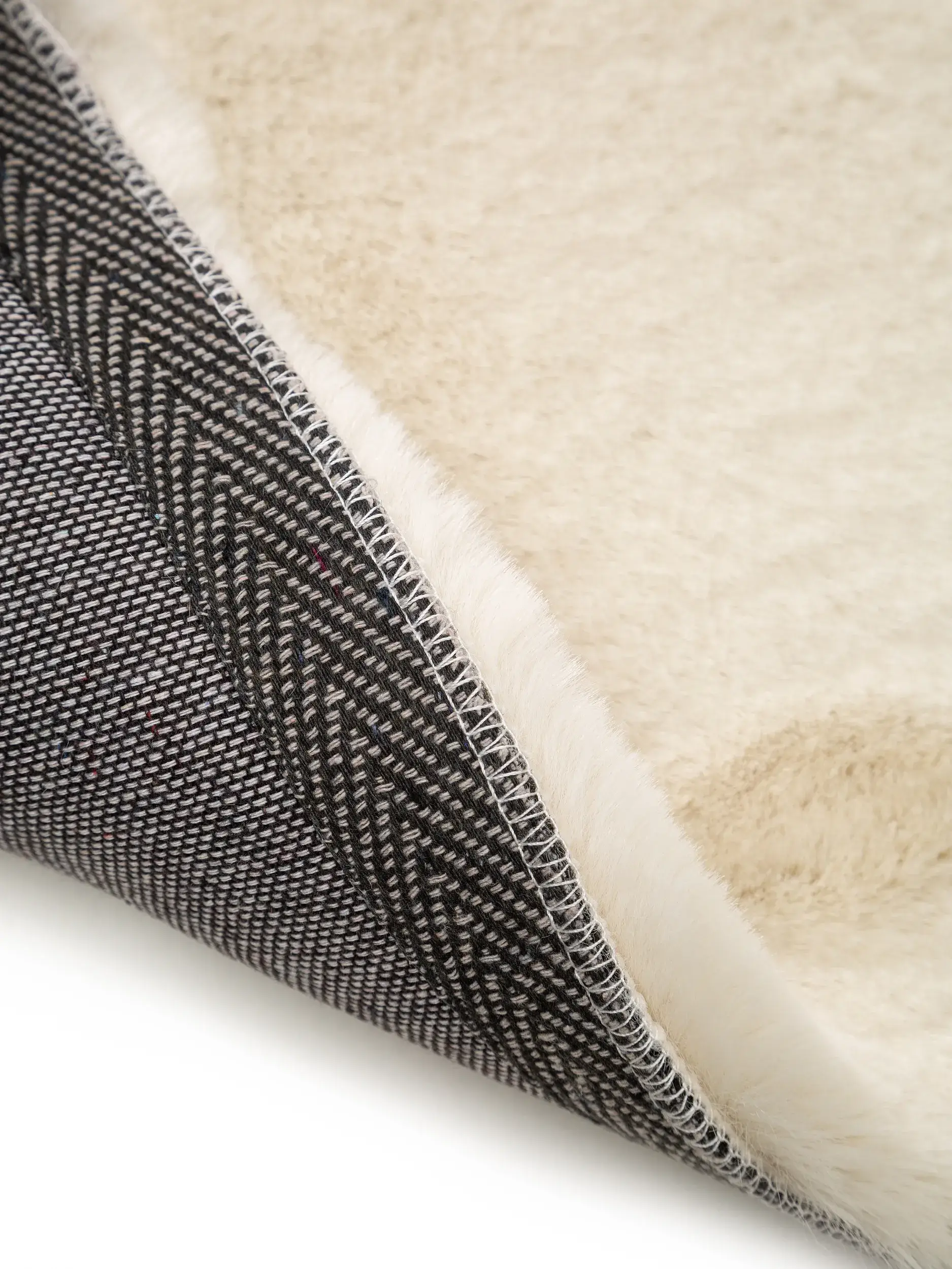 Matta av 100% Polyester i Beige med 100% Polyester hög lugg från Lytte