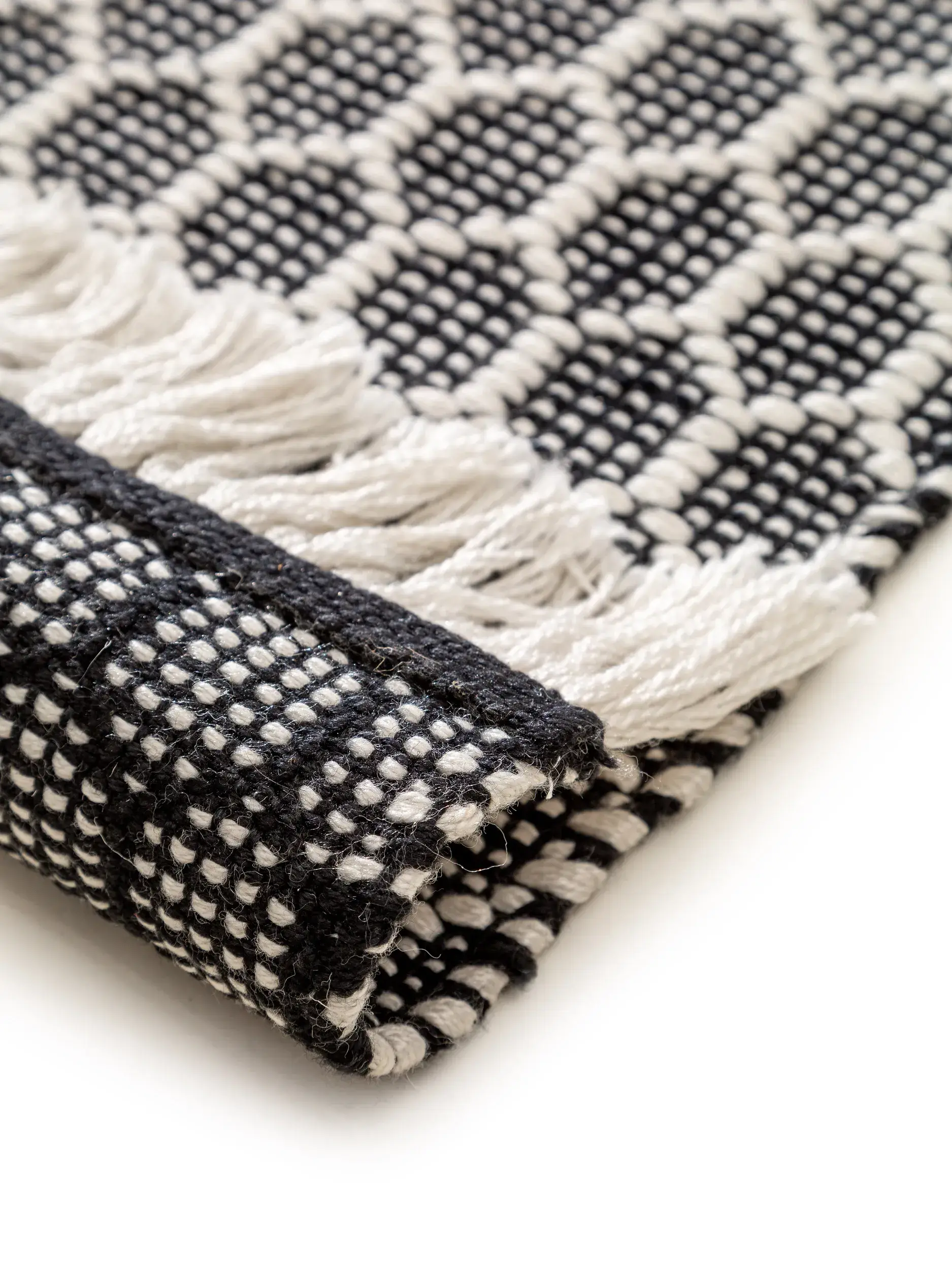 Tapijt van 100% Polyester (gerecycled PET) in Zwart/Wit met een 100% Polyester (gerecycled PET) hoge pool van benuta pure