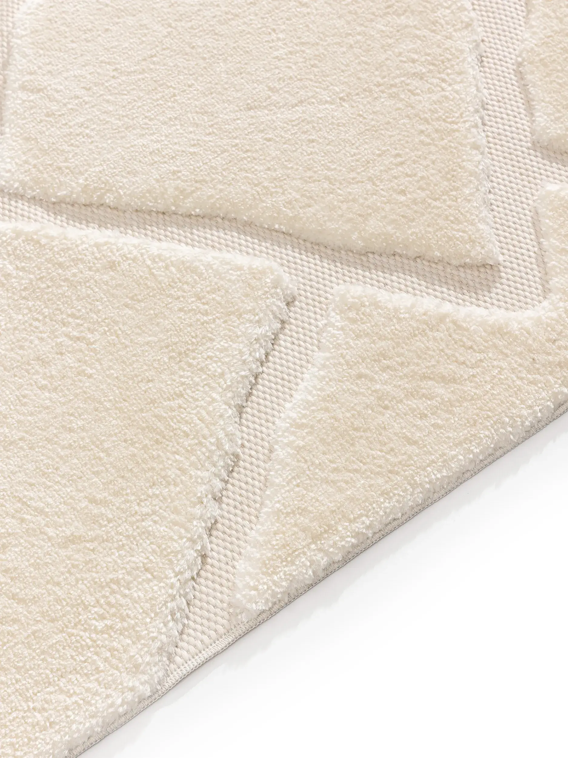 Teppich aus 63% Polyester, 37% Polypropylen in Weiß mit 63% Polyester, 37% Polypropylen hohem Flor von benuta Basic