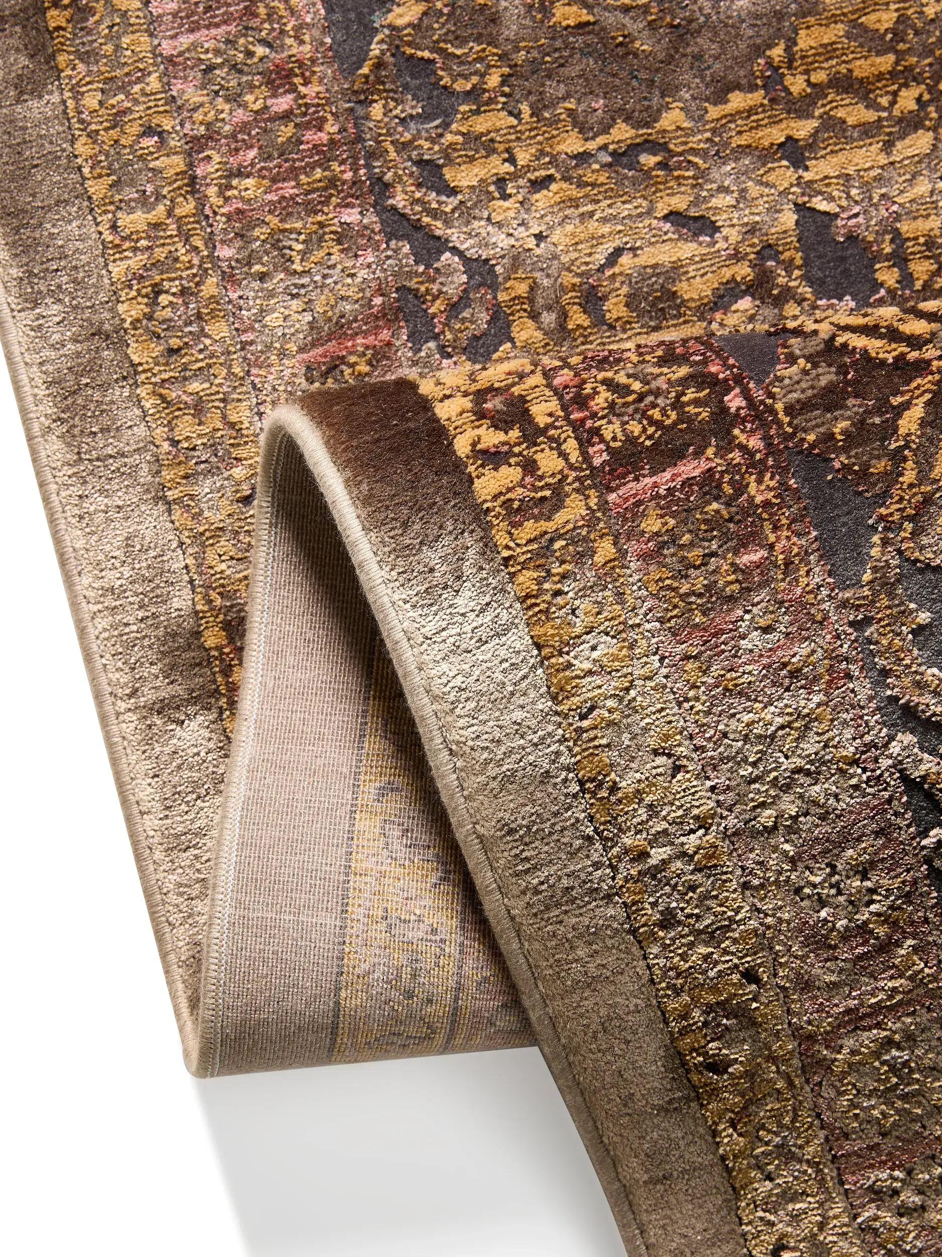Teppich aus 56% Viskose, 30% Polyester, 14% Polyacryl in Braun mit 56% Viskose, 30% Polyester, 14% Polyacryl hohem Flor von benuta Finest