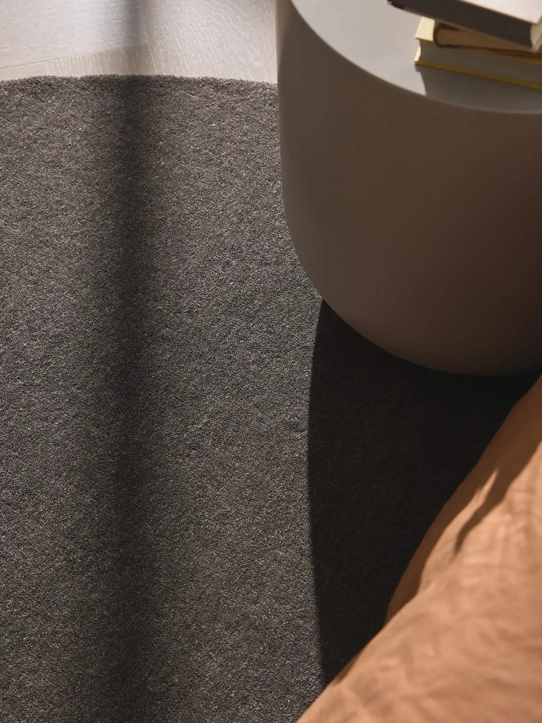 Teppich aus 100% Wolle in Grau mit 100% Wolle hohem Flor von benuta Pure