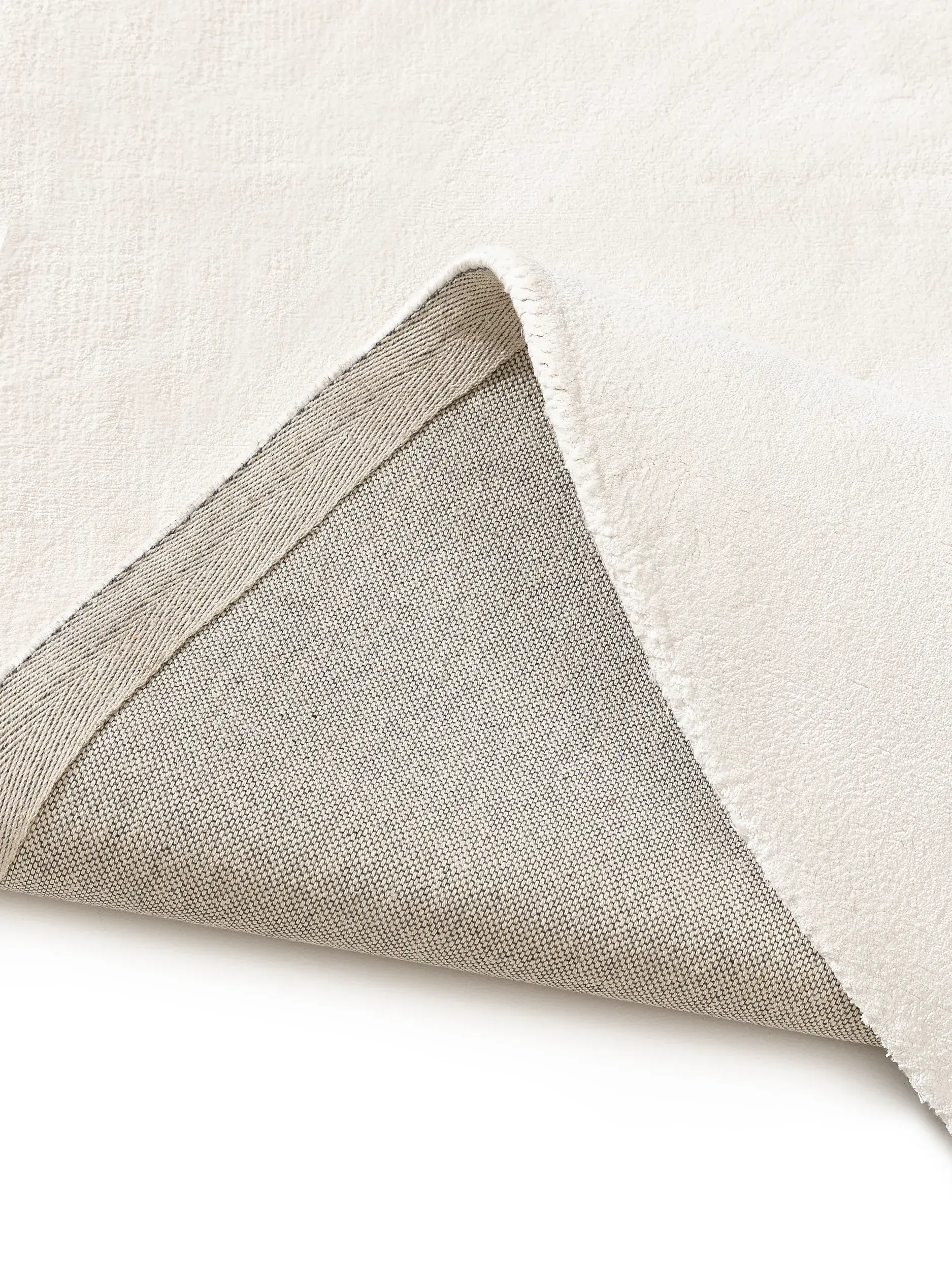 Teppich aus 100% Viskose in Grau mit 100% Viskose hohem Flor von benuta Pure