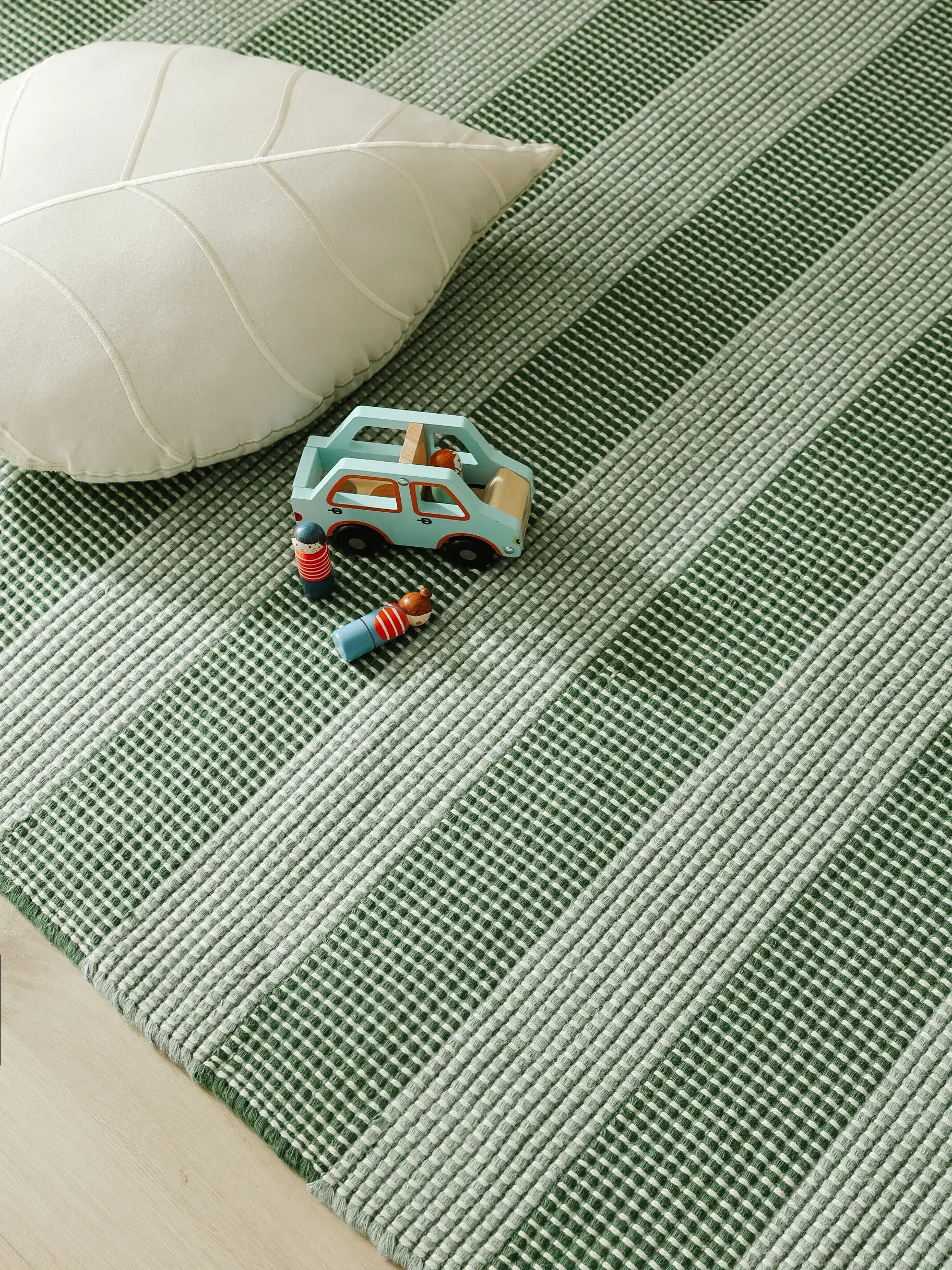 Teppich aus 100% Polyester (recyceltes PET) in Grün mit 100% Polyester (recyceltes PET) hohem Flor von Lytte