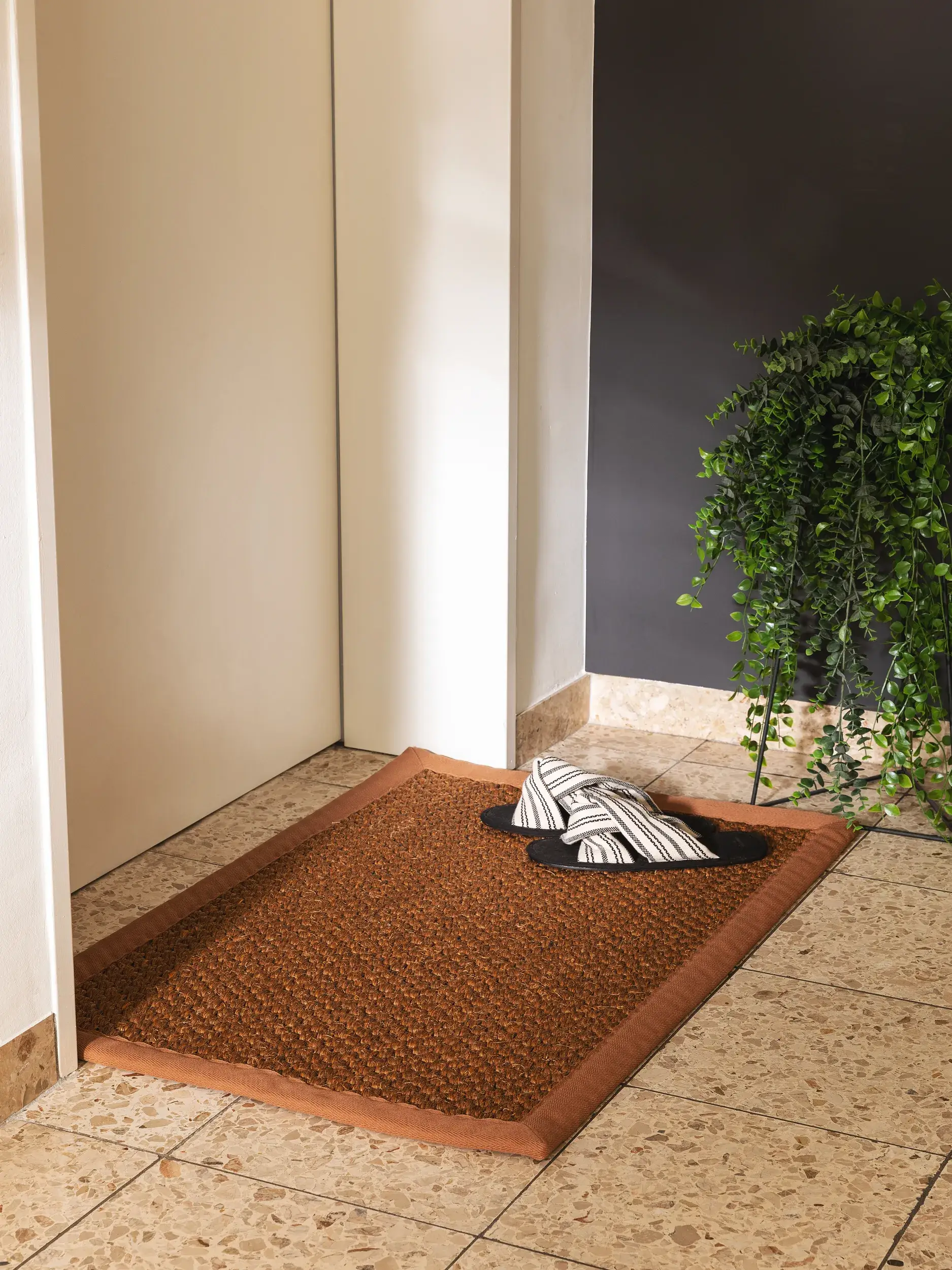 Fußmatte Greta Hellbraun im Design Bordüre aus 100% Sisal von benuta Pure