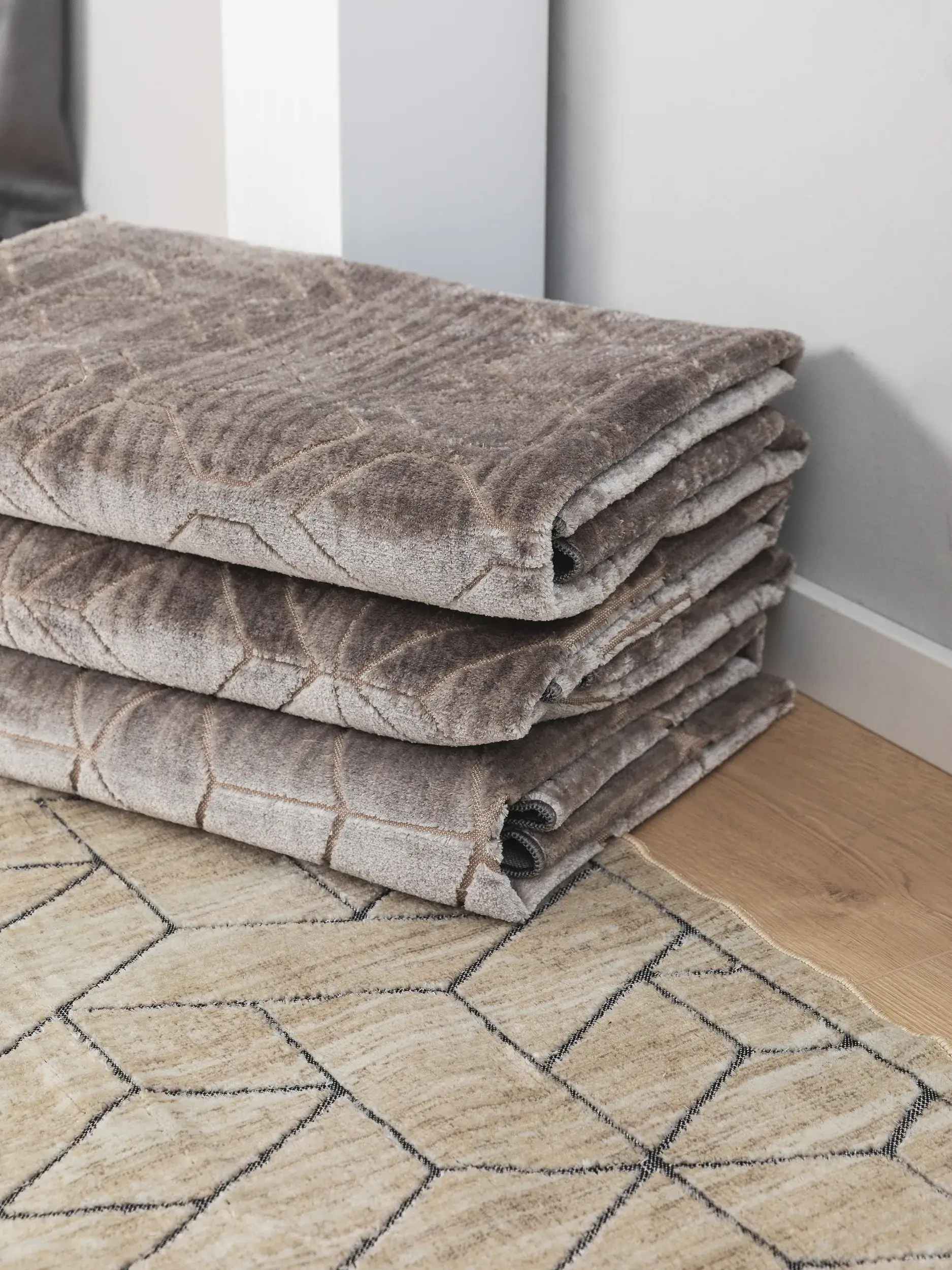 Rug made of 100% Polyester in Grey with a 100% Polyester high pile by benuta