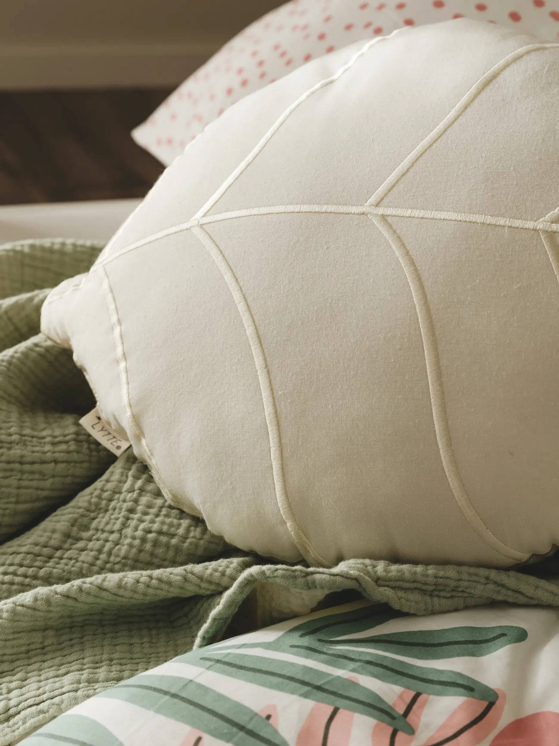 Kissen Hana Cream im Design Floral aus  von Lytte
