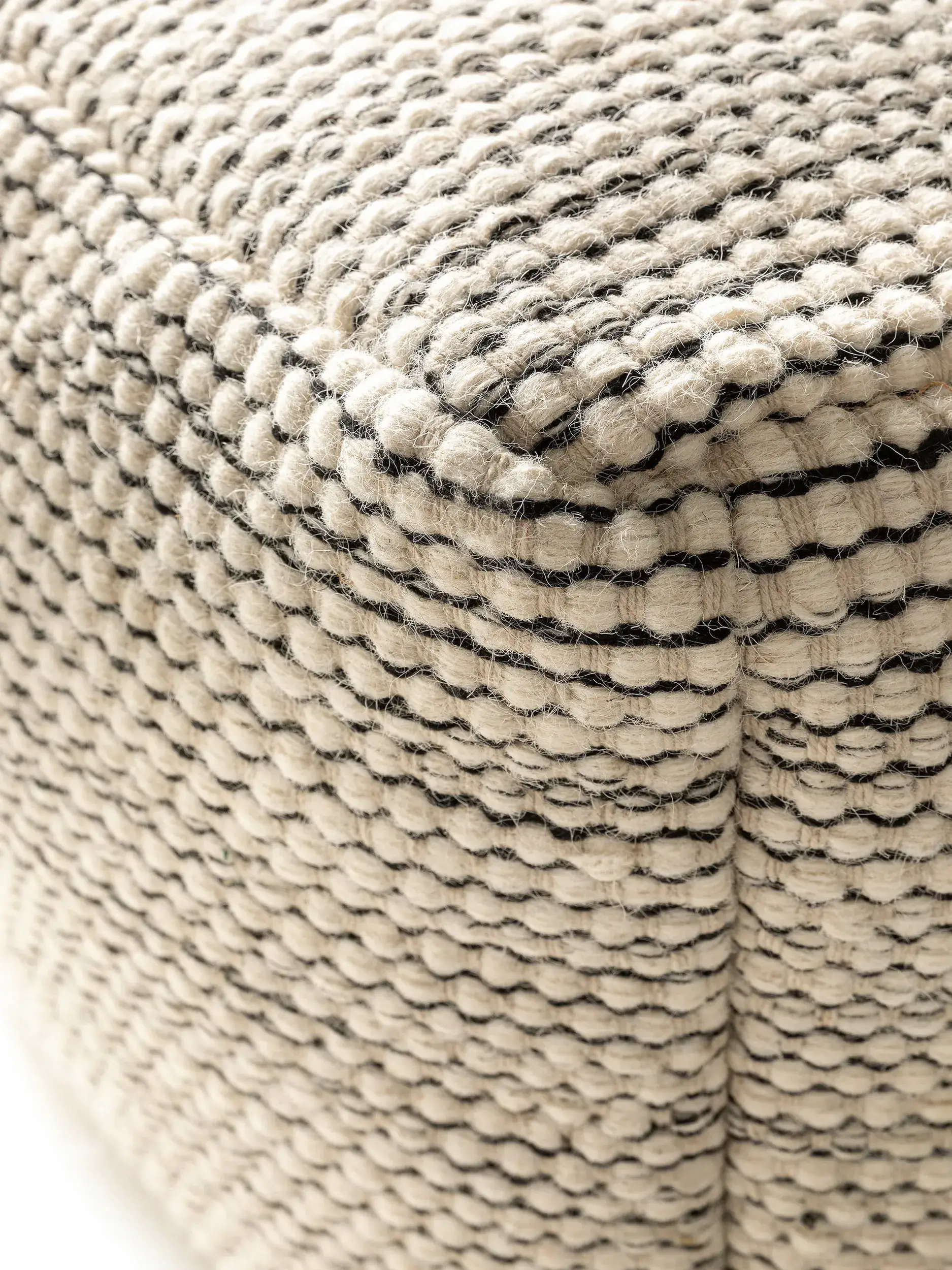 Handgefertigter Woll-Pouf Rocco Beige/Schwarz im Design Einfarbig aus 80% Wolle, 20% Baumwolle von benuta Pure