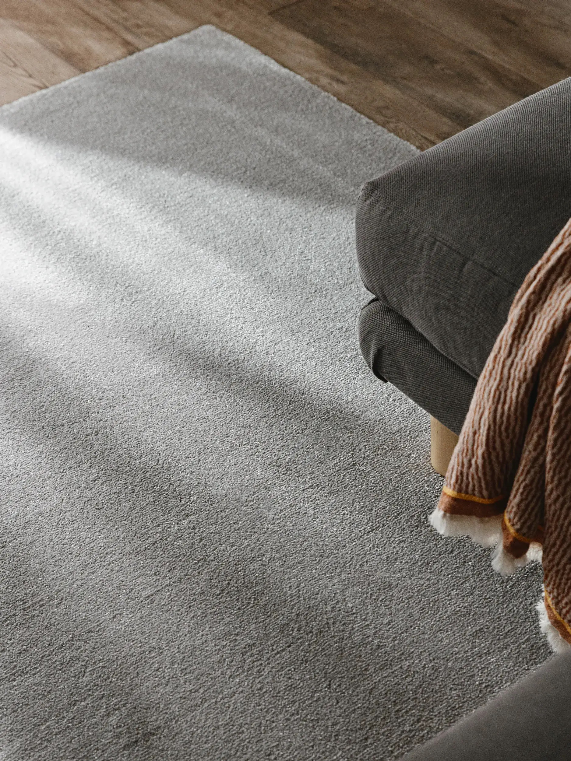 Tappeto di 100% Polipropilene in Grigio con pelo alto 100% Polipropilene da benuta nest