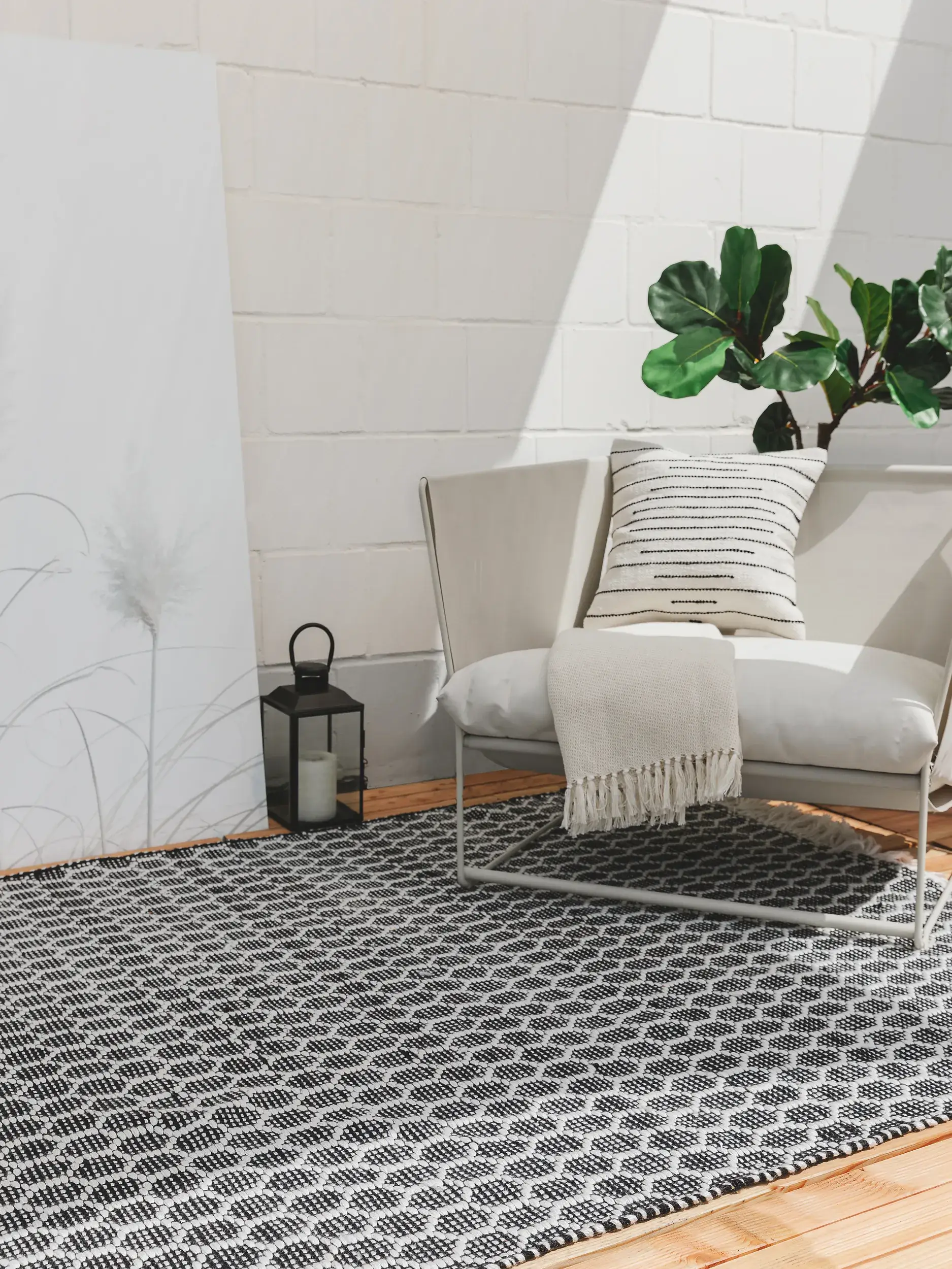 Tapijt van 100% Polyester (gerecycled PET) in Zwart/Wit met een 100% Polyester (gerecycled PET) hoge pool van benuta pure