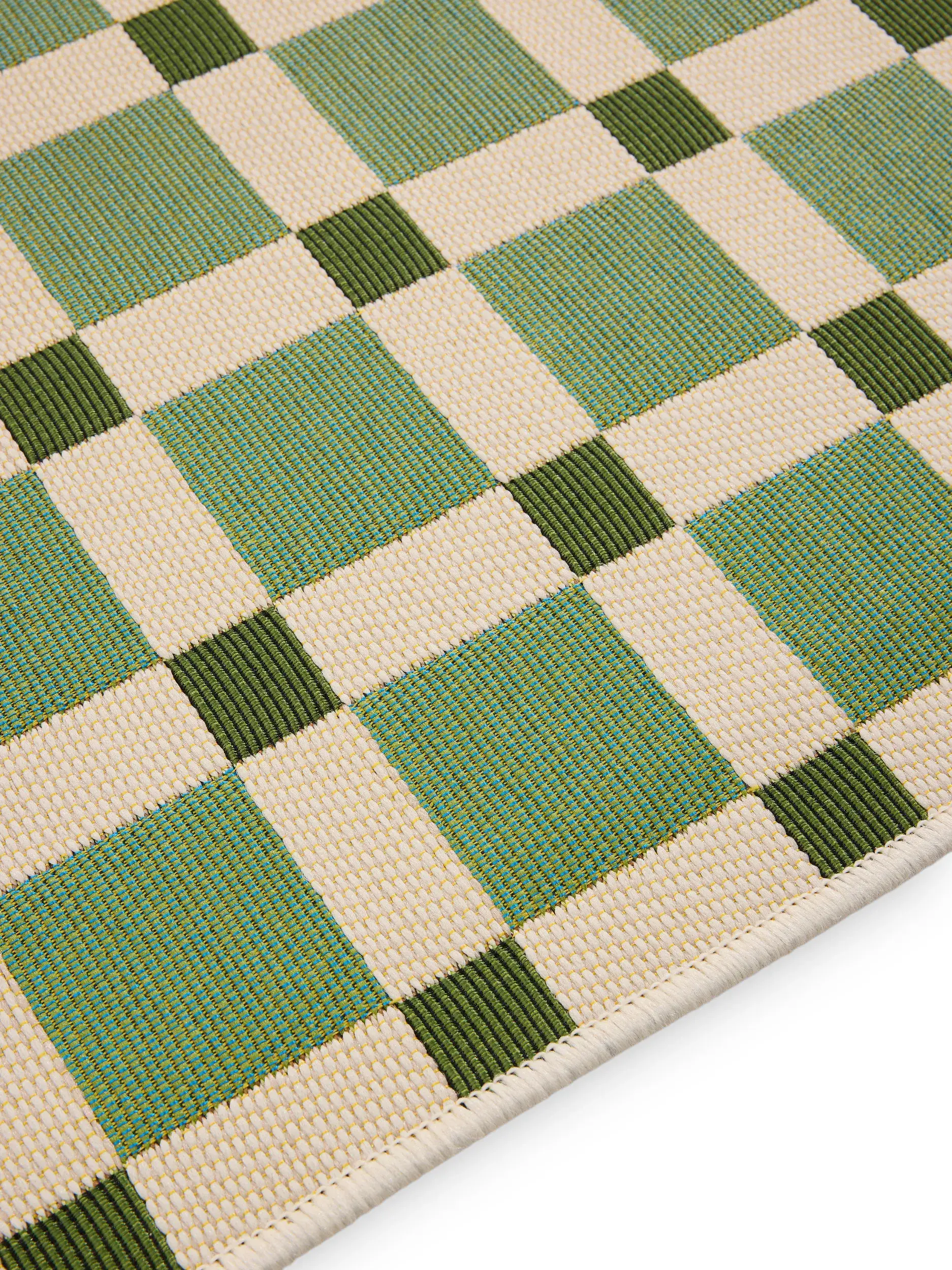 Teppich aus 76% Polypropylen, 23% Polyester, 1% Latex in Grün mit 76% Polypropylen, 23% Polyester, 1% Latex hohem Flor von benuta Pop