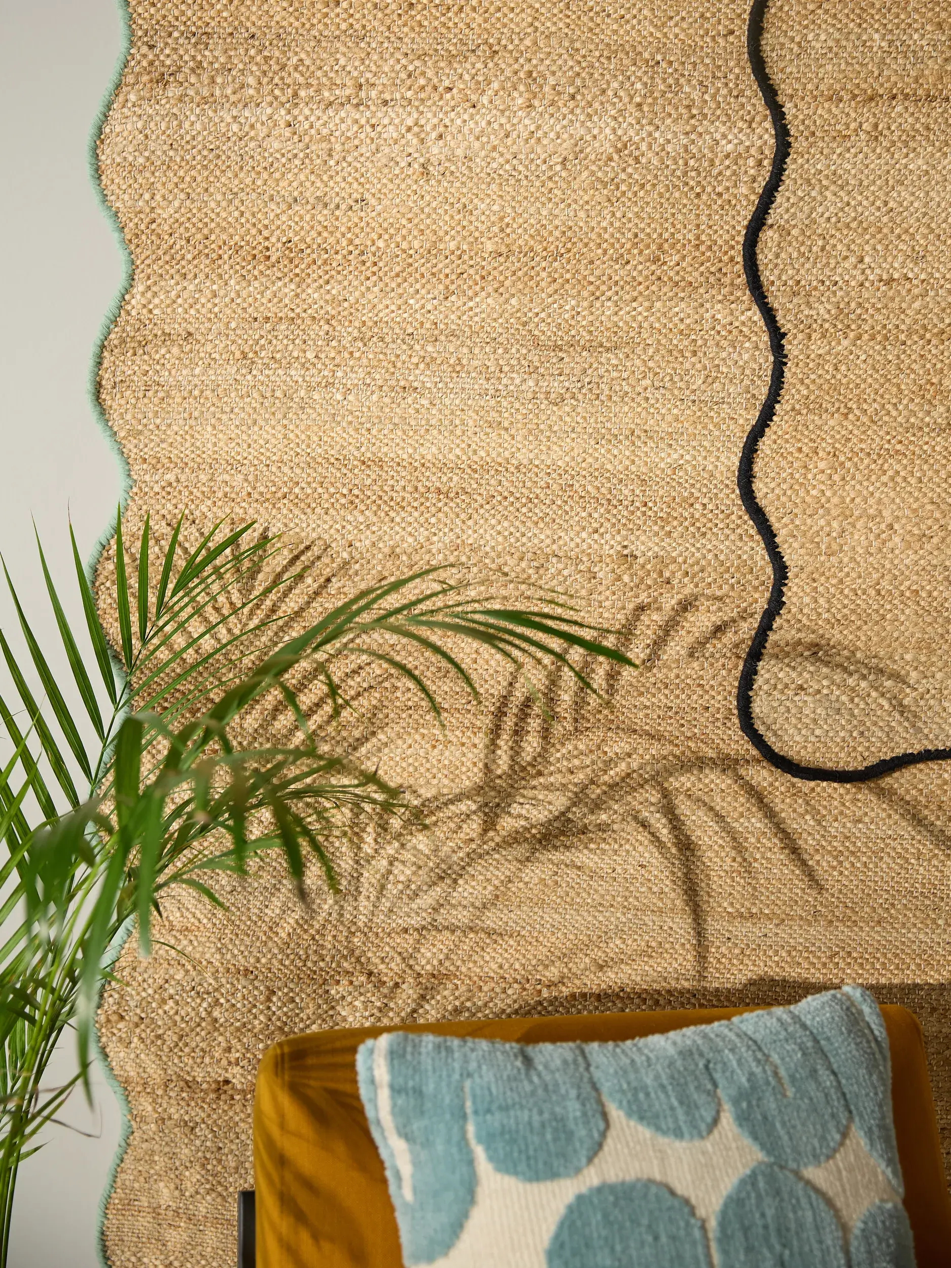 Rug made of 91% Jute, 4% Cotton, 3% Wool, 2% Polyester in Black with a 91% Jute, 4% Cotton, 3% Wool, 2% Polyester high pile by benuta Pop