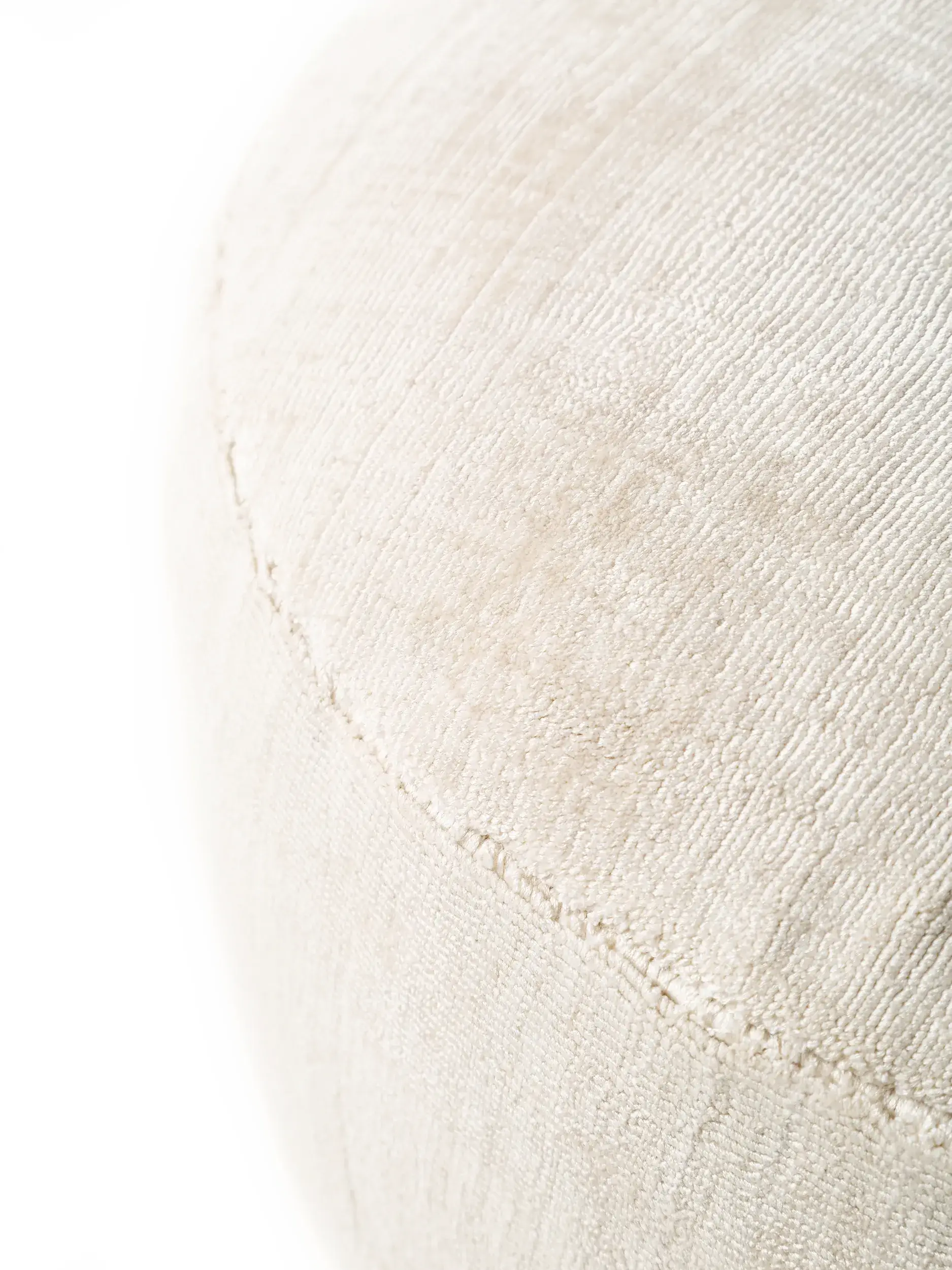 Pouf Nova Creme med Enfärgad-design i 100% Viskos från benuta pure