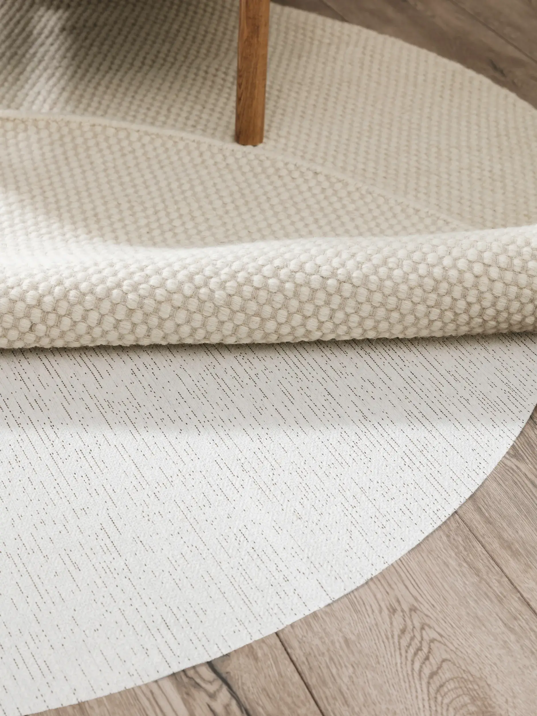 Teppichunterlage rund Prima Weiß im Design  aus 100% Polyester von benuta