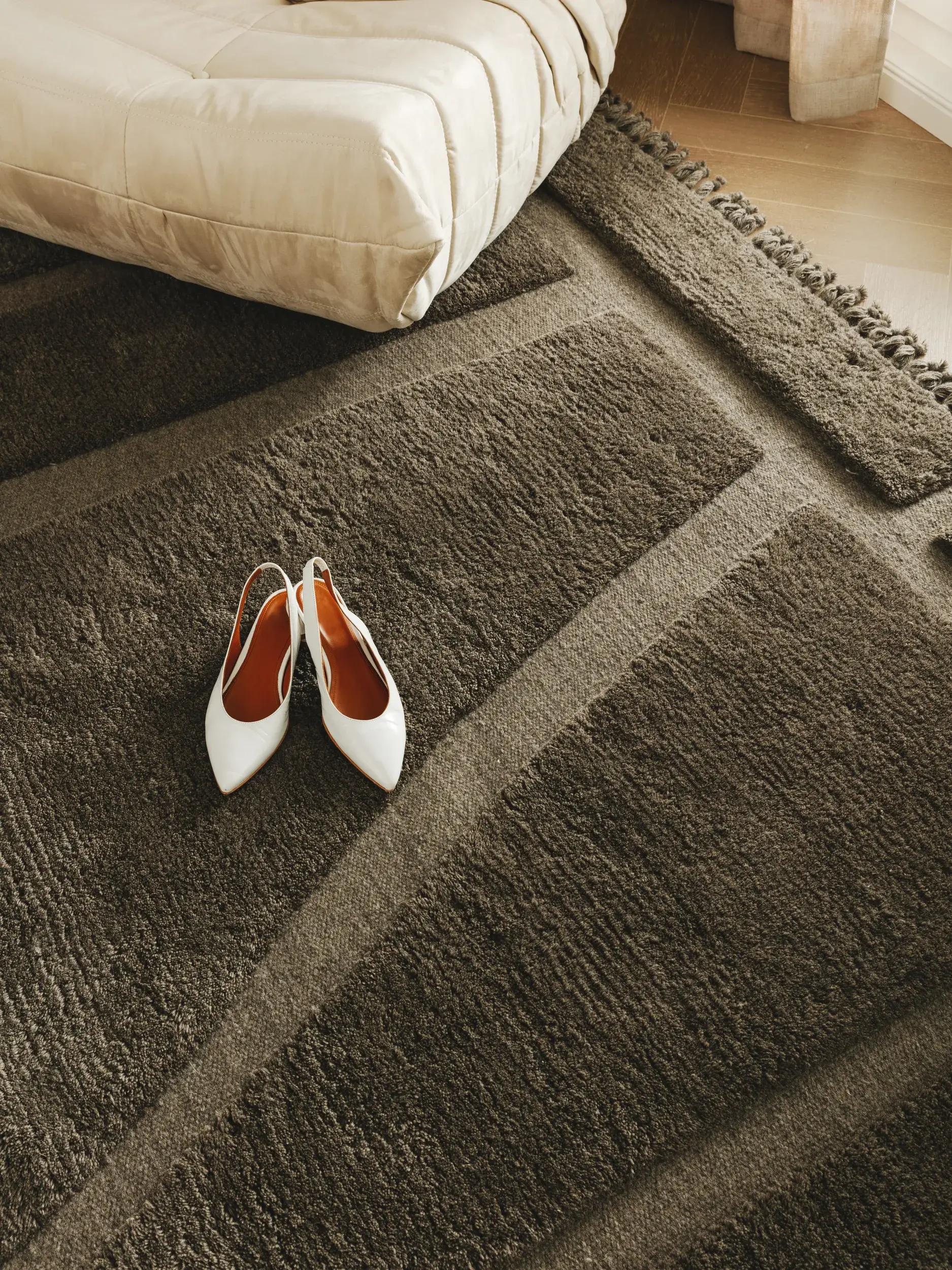 Rug made of 100% Wolle (aus Neuseeland) in Grau with a 100% Wolle (aus Neuseeland) high pile by benuta Finest