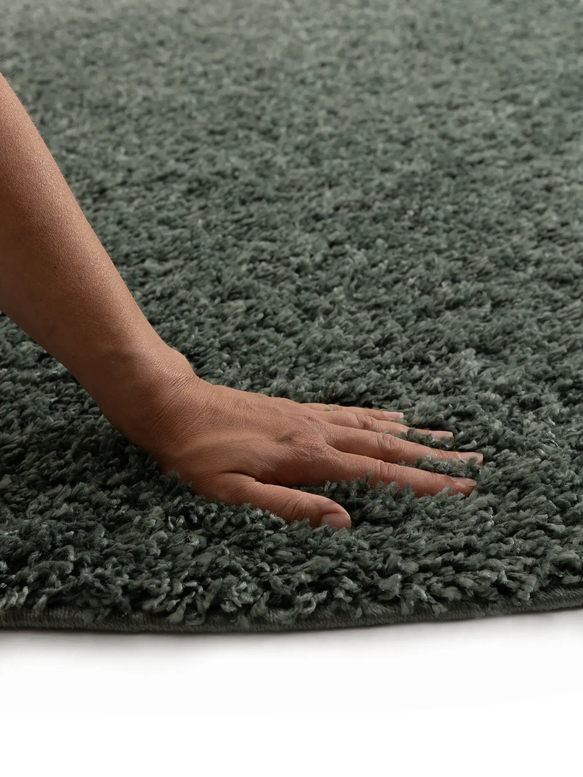 Rug made of 100% Polypropylen in Schwarz with a 100% Polypropylen high pile by benuta Basic