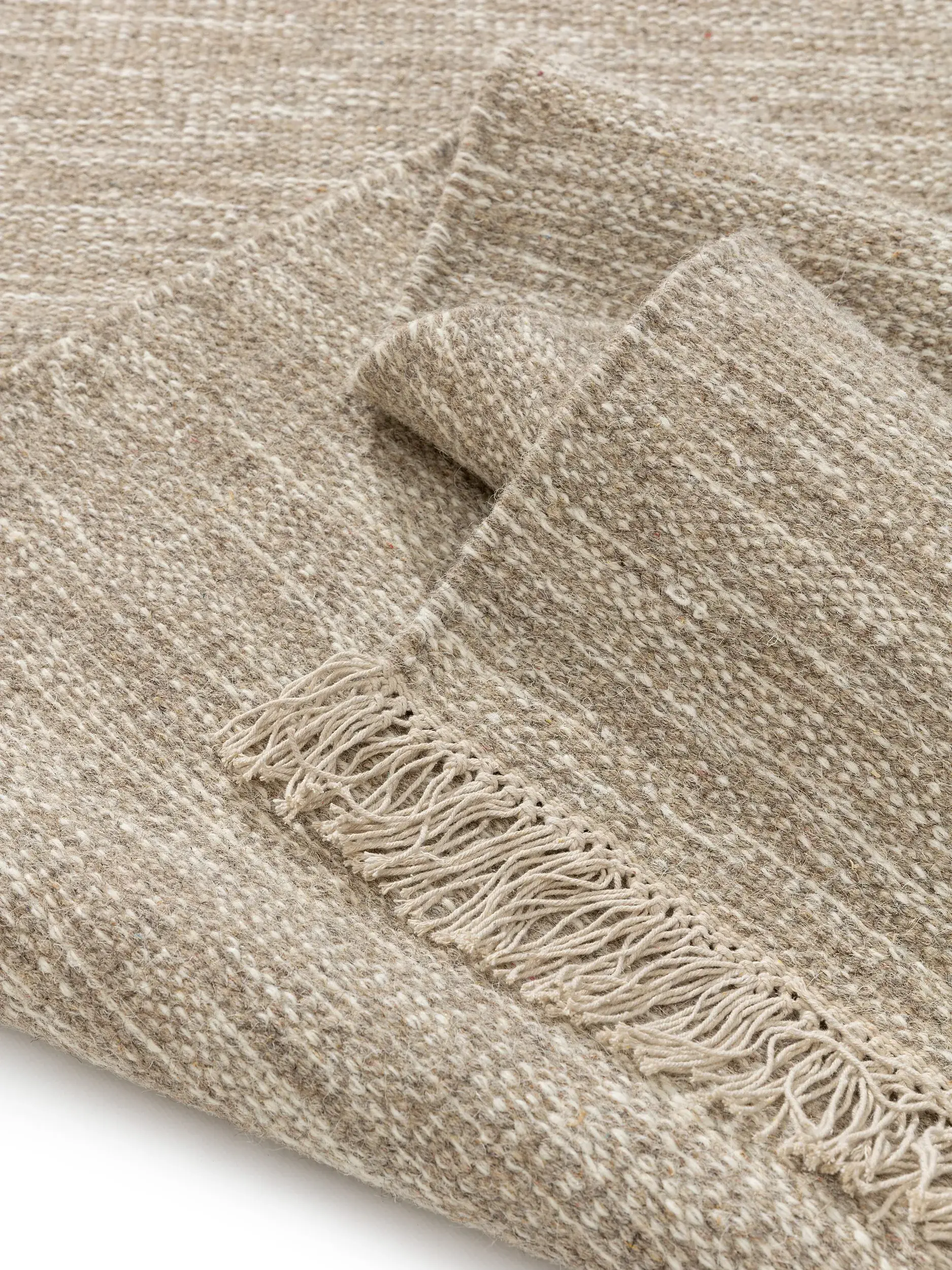 Tapijt van 80% Wol, 20% Katoen in Taupe met een 80% Wol, 20% Katoen hoge pool van benuta pure