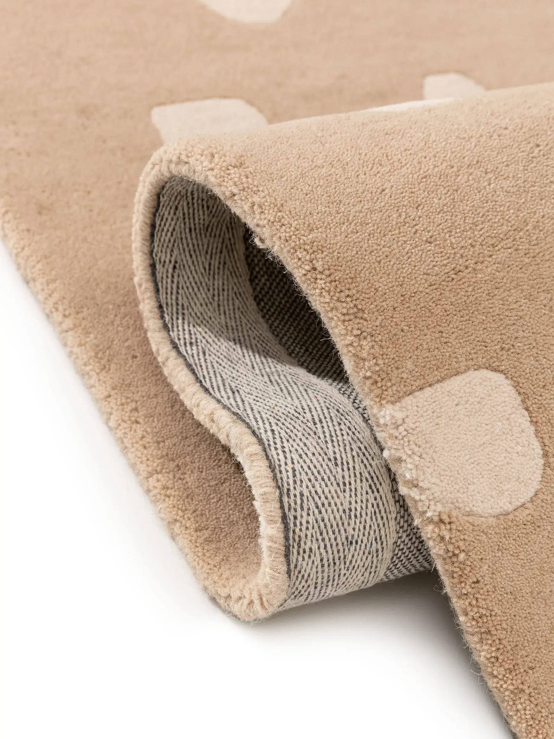 Teppich aus 100% Wolle in Taupe mit 100% Wolle hohem Flor von Lytte
