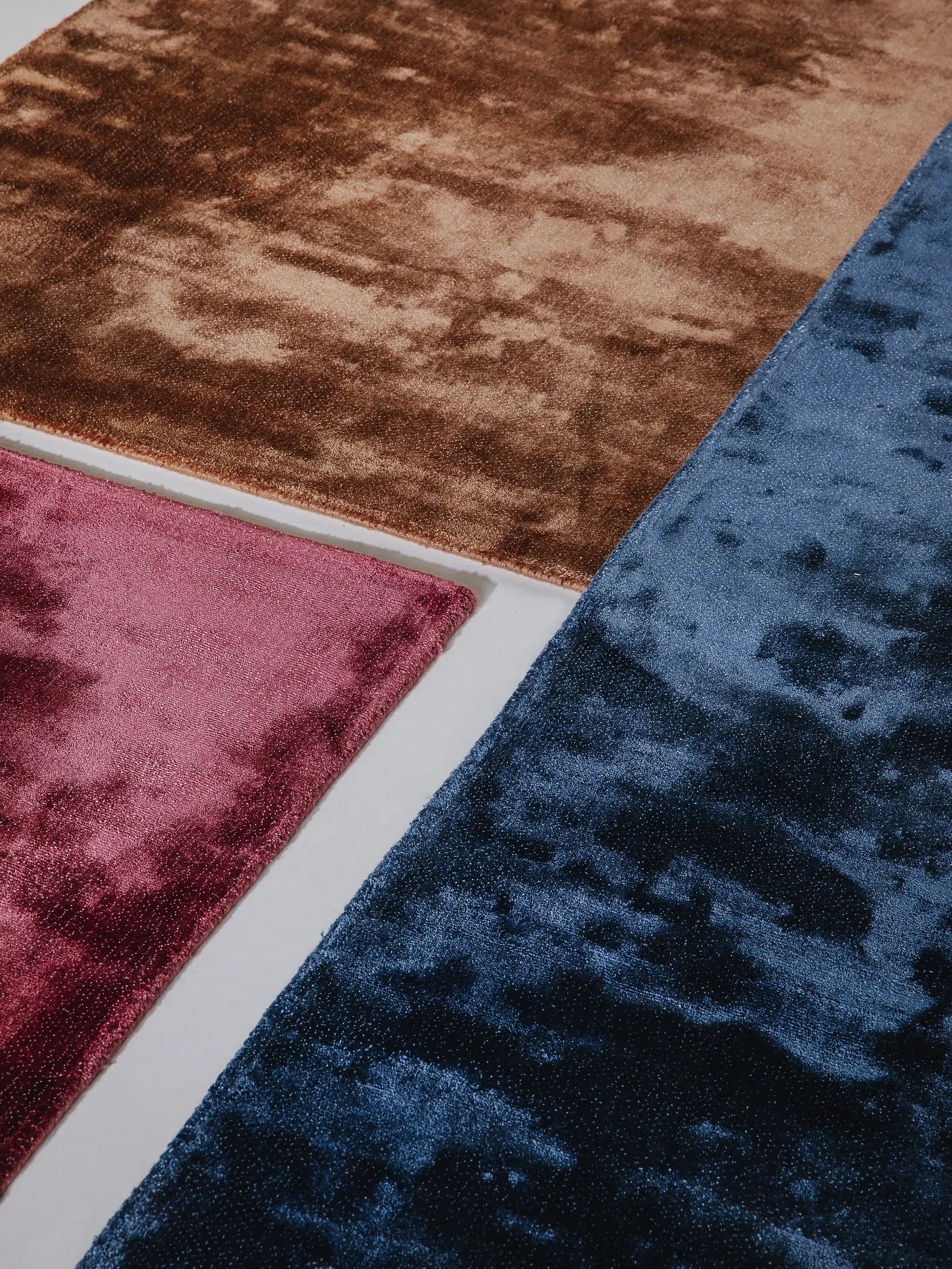 Teppich Milian aus 97% Viskose, 3% Polyester in Braun von benuta Finest