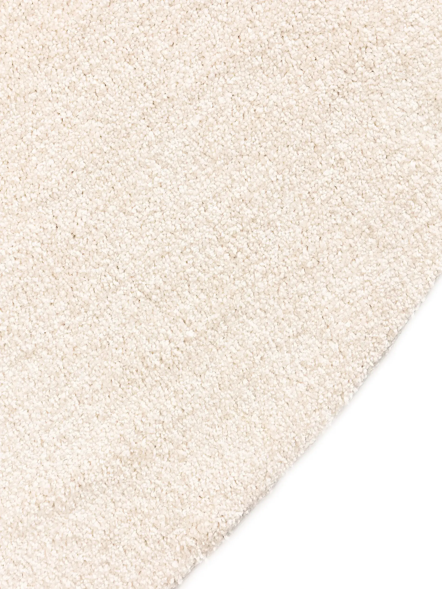 Teppich aus 100% Polyester (30% recycelt) in Weiß mit 100% Polyester (30% recycelt) hohem Flor von benuta Nest
