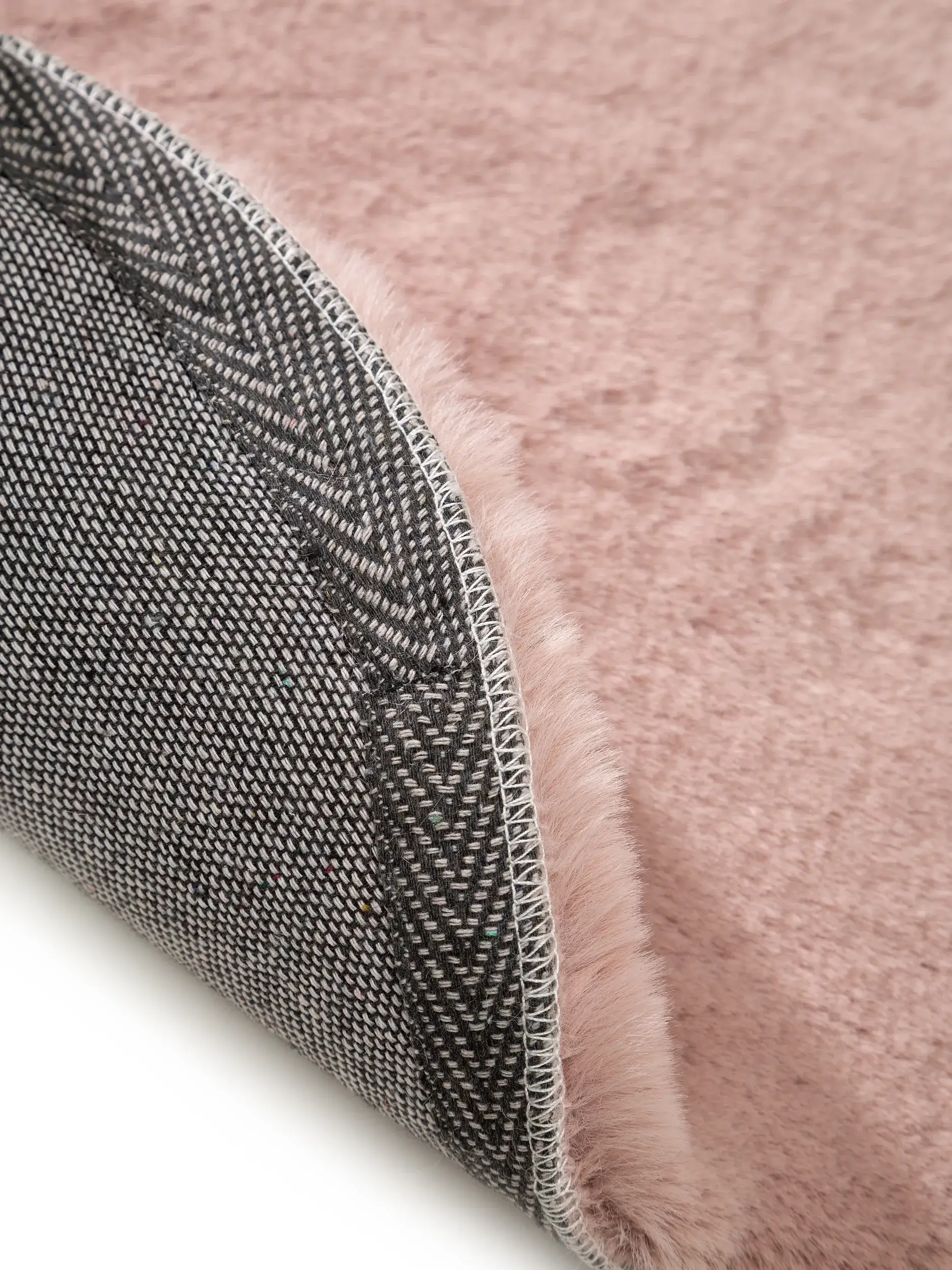 Rug made of 100% Polyester in Rosa with a 100% Polyester high pile by Lytte