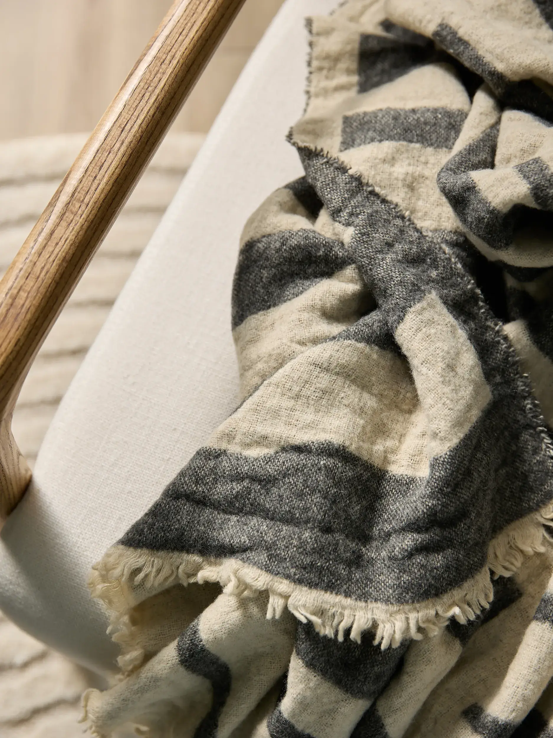 Tæppe Jana Cremehvid/Grå fra benuta nest