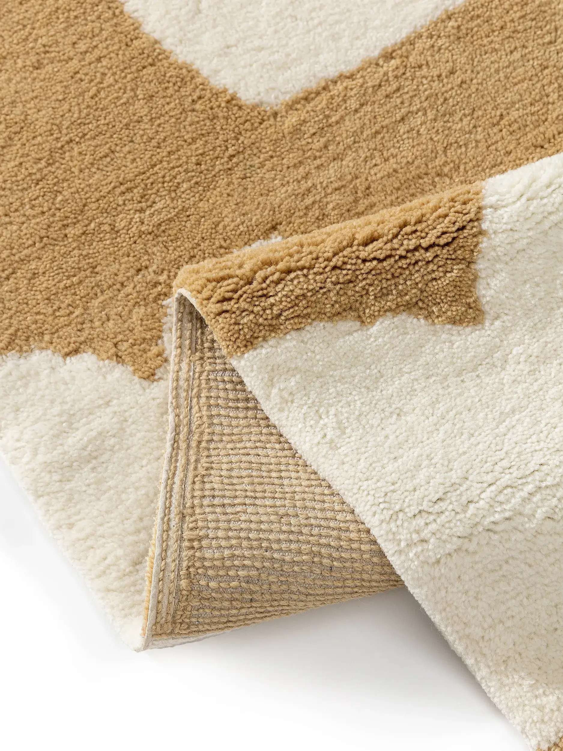 Teppich aus 100% Wolle (aus Neuseeland) in Beige mit 100% Wolle (aus Neuseeland) hohem Flor von Lytte