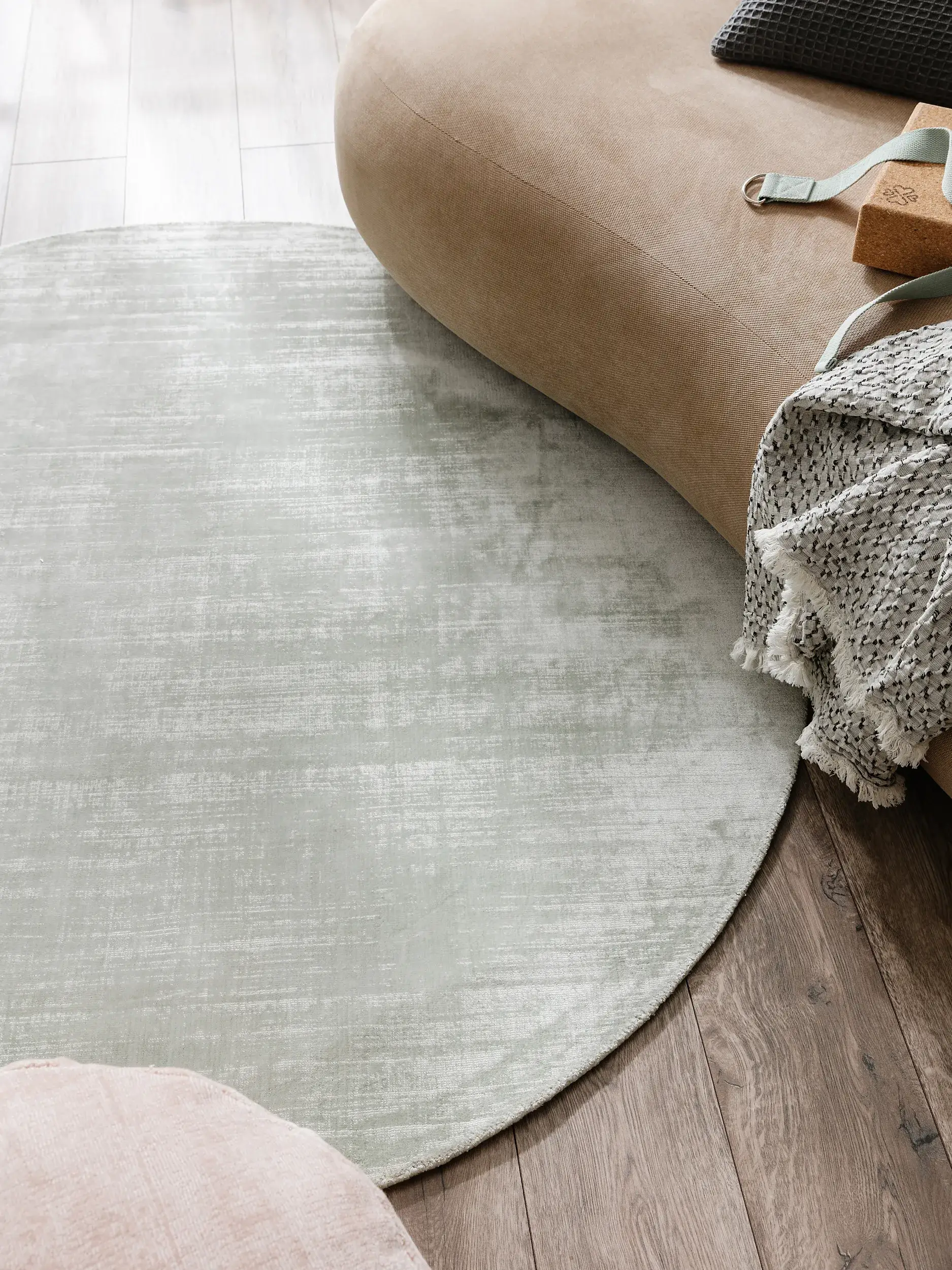 Teppich aus 100% Viskose in Grün mit 100% Viskose hohem Flor von benuta Pure