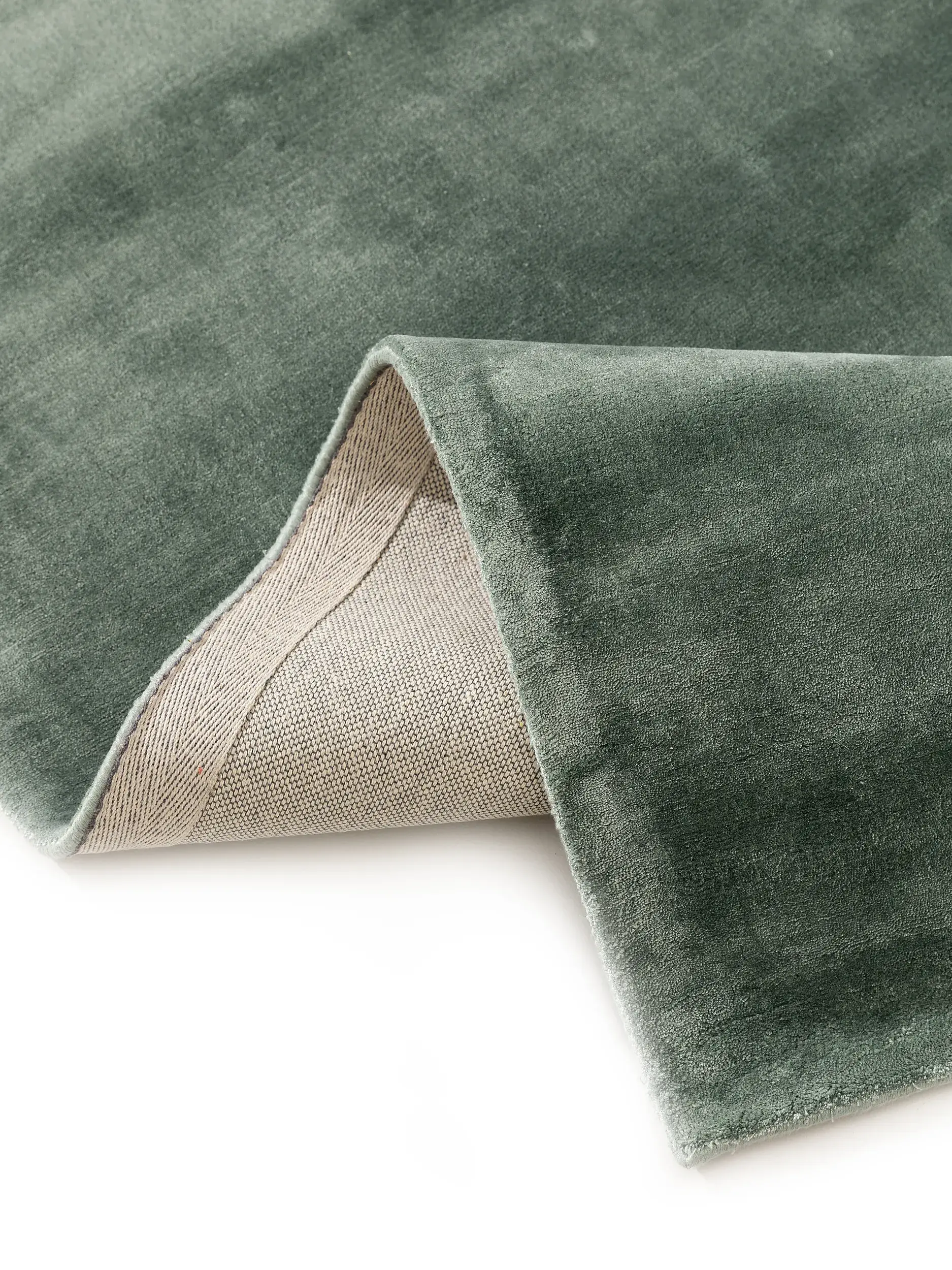 Teppich aus 100% Viskose in Grün mit 100% Viskose hohem Flor von benuta Pure