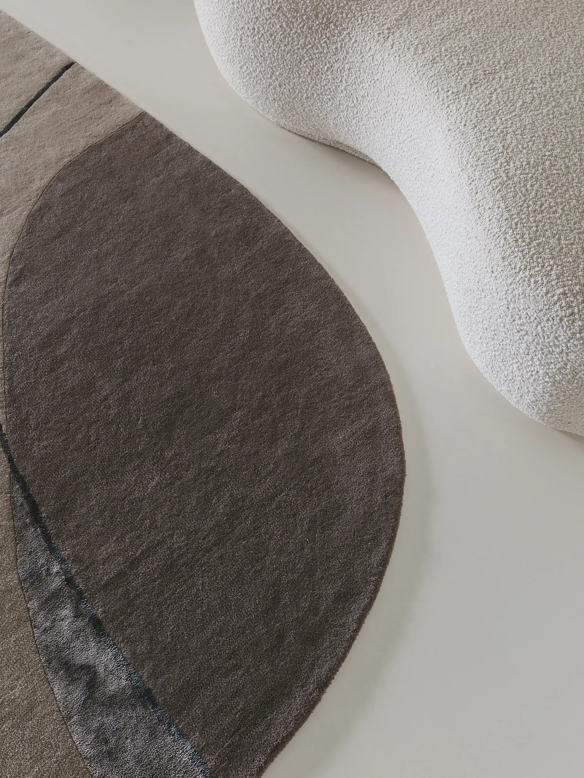 Tapijt van 85% Wol, 15% Viscose in Taupe met een 85% Wol, 15% Viscose hoge pool van benuta pure