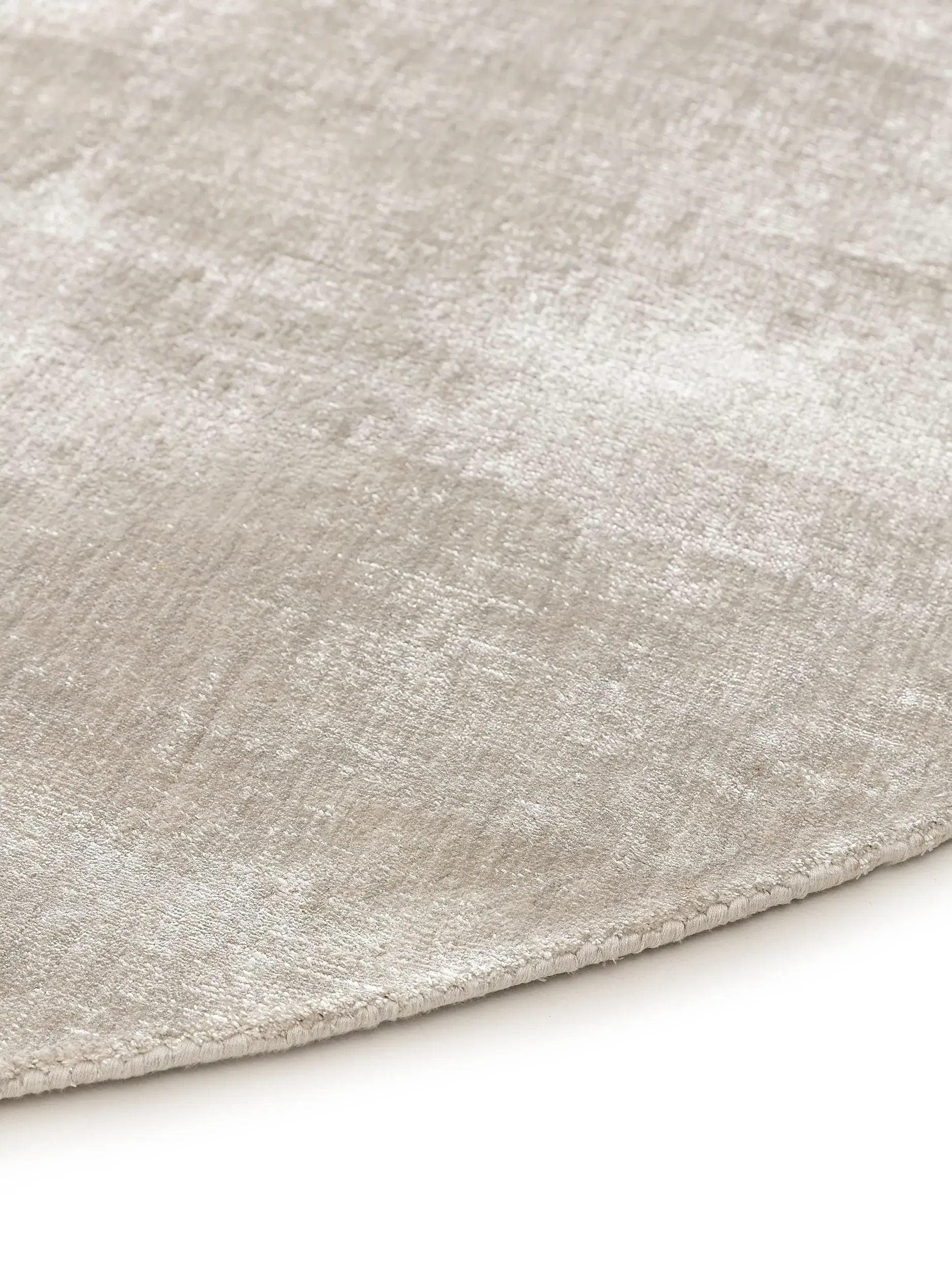 Teppich aus 100% Viskose in Grau mit 100% Viskose hohem Flor von benuta Pure