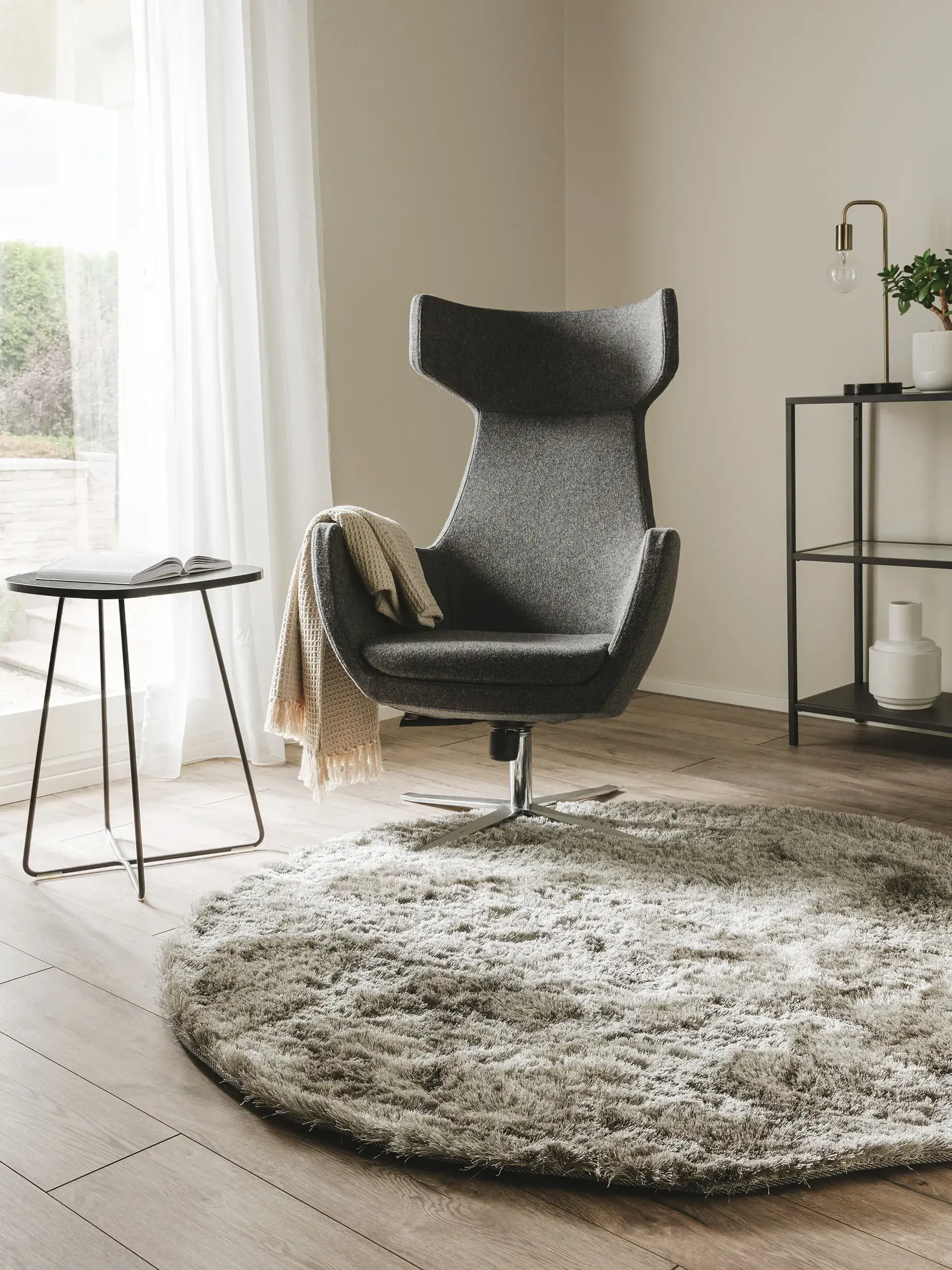 Teppich aus 100% Polyester in Grau mit 100% Polyester hohem Flor von benuta Nest