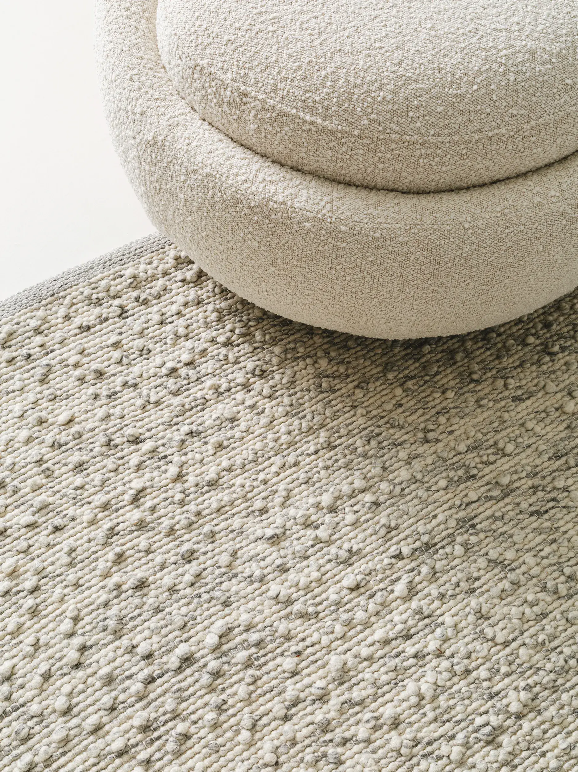 Rug made of 40% Wolle, 30% Baumwolle, 20% Polyester, 10% Viskose in Grau with a 40% Wolle, 30% Baumwolle, 20% Polyester, 10% Viskose high pile by benuta Pure