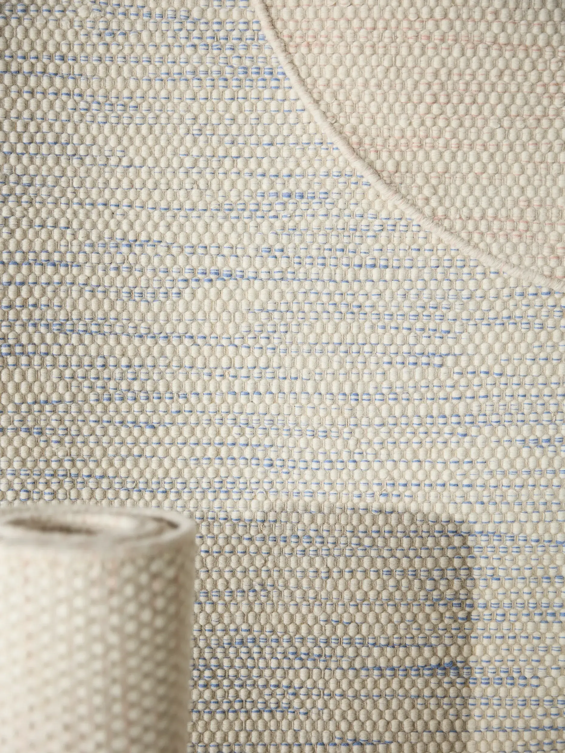 Teppich aus 100% Wolle (aus Neuseeland) in Blau mit 100% Wolle (aus Neuseeland) hohem Flor von Lytte