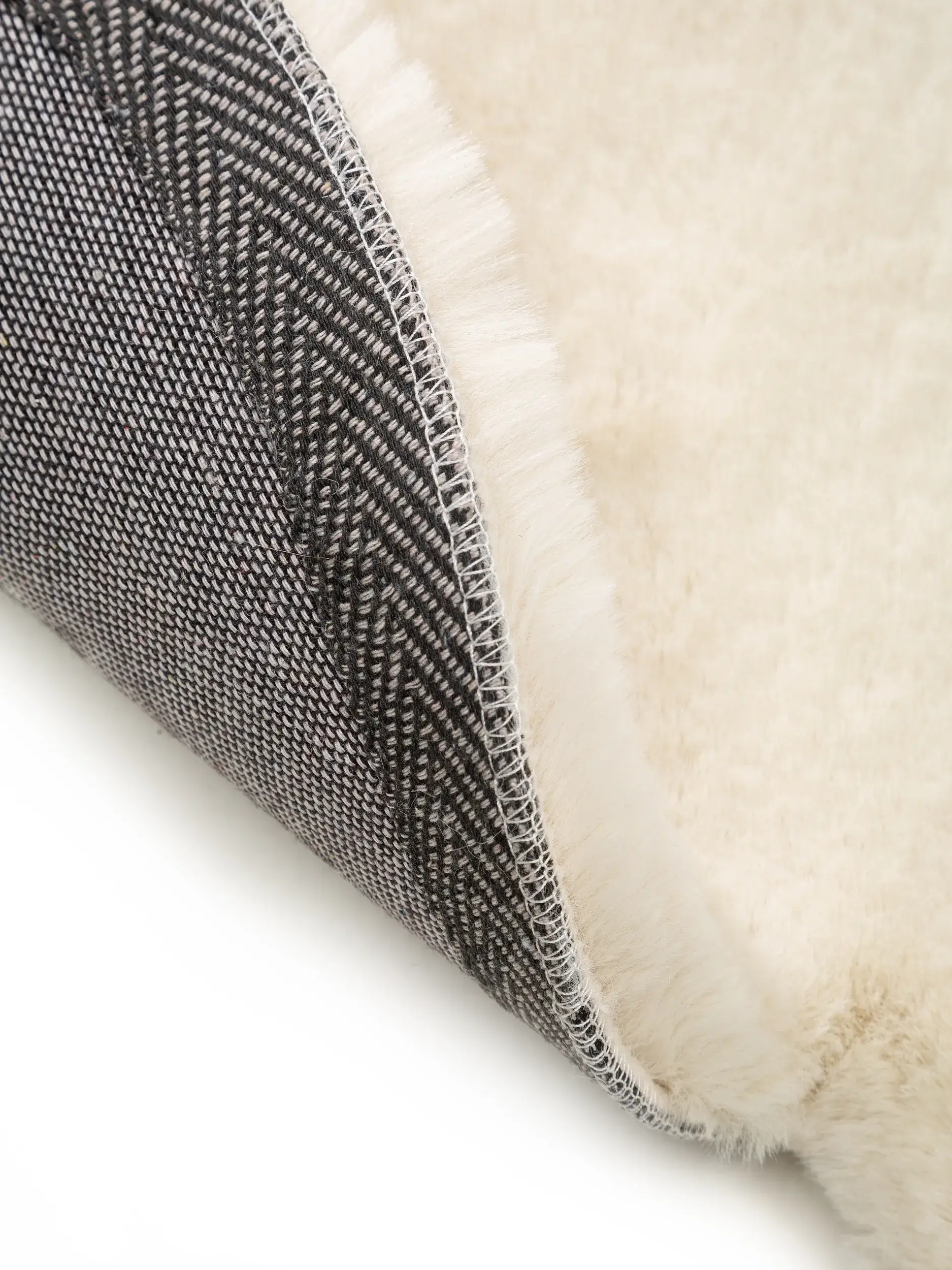 Matto 100% Polyestera värissä Beige 100% Polyester korkealla nukalla merkiltä Lytte
