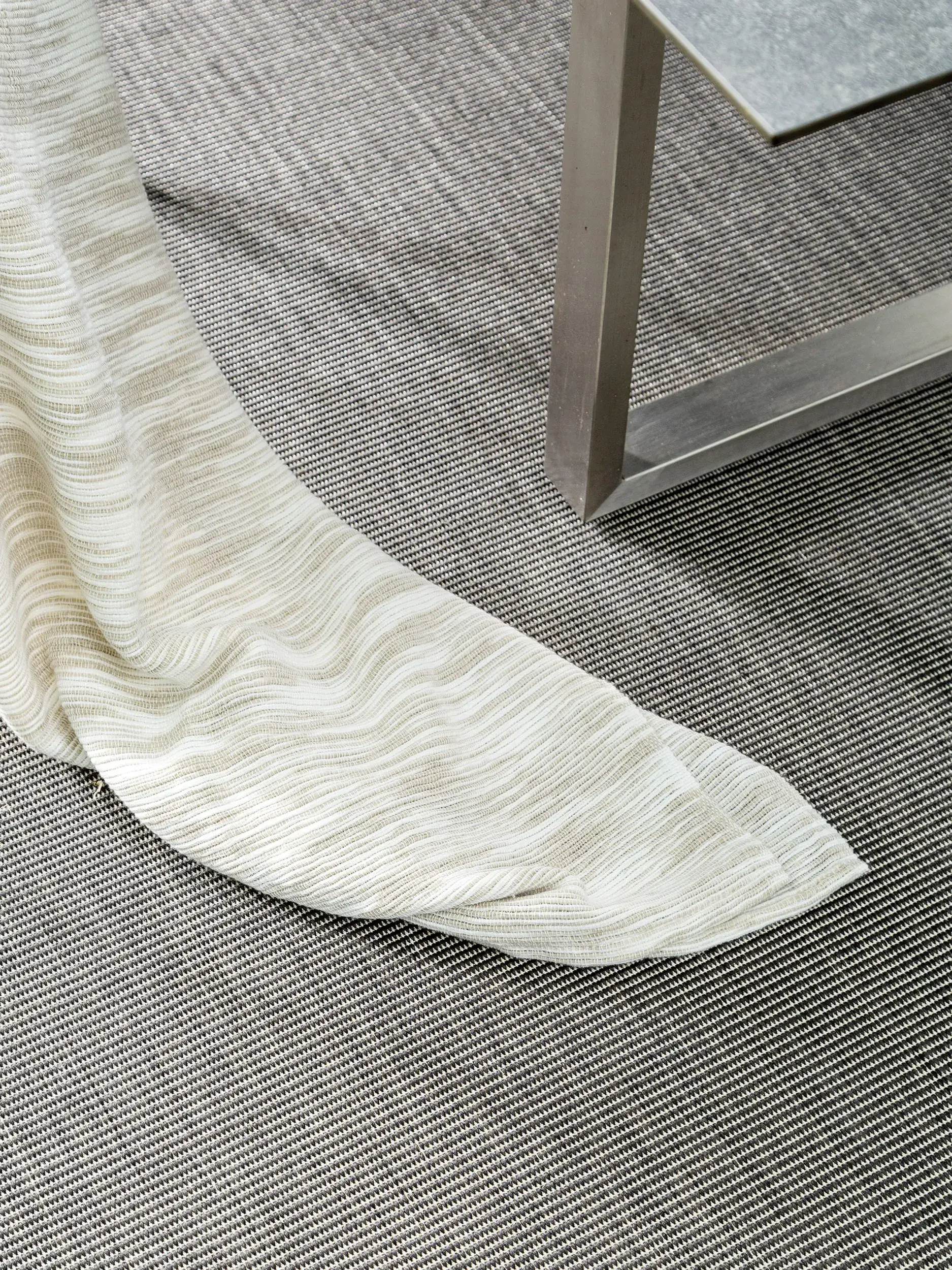 Rug made of 100% Polypropylen in Schwarz with a 100% Polypropylen high pile by benuta Nest