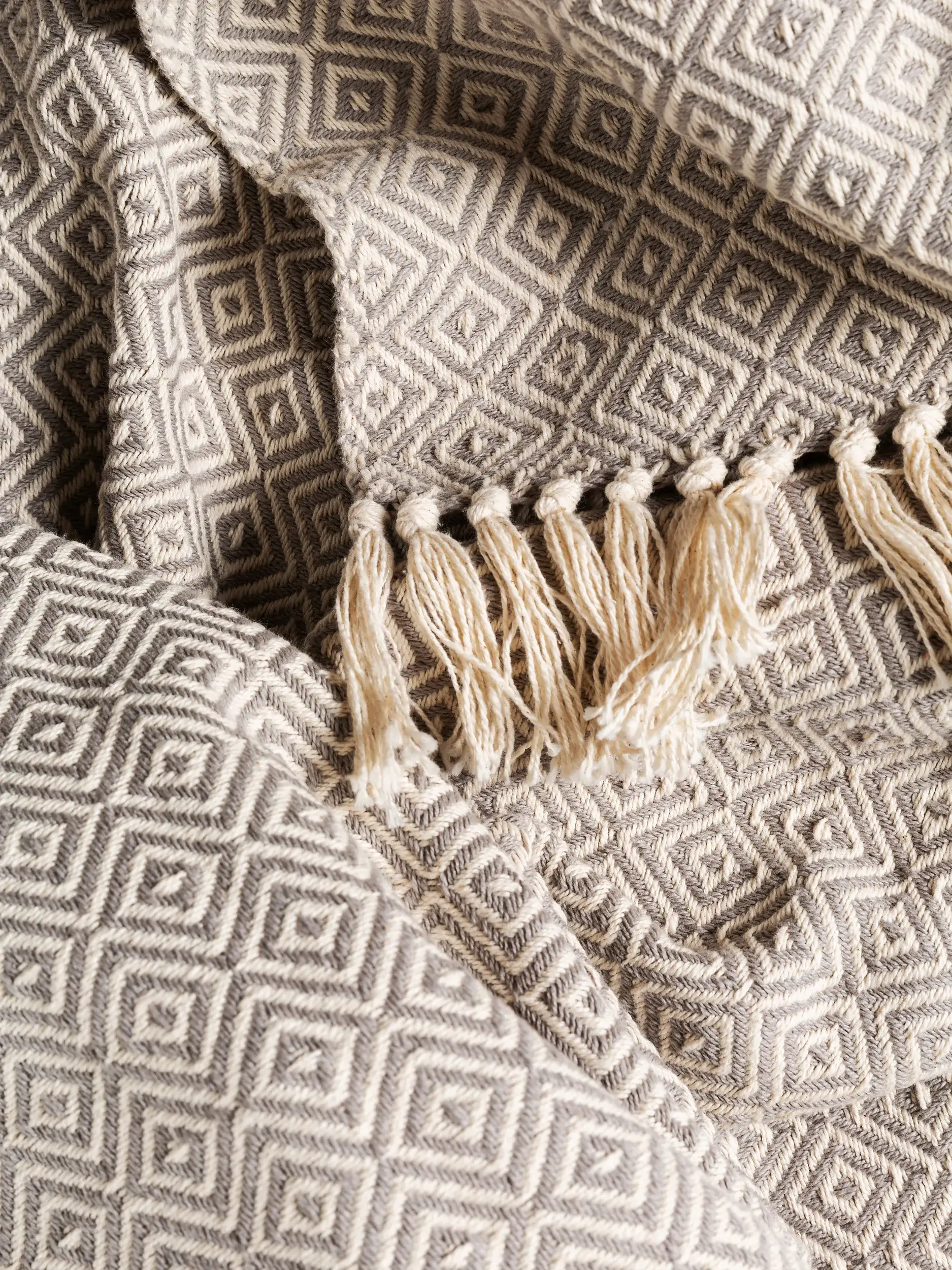 Katoenen plaid Jasmin Grijs in Ornament-ontwerp van 100% Katoen door benuta nest