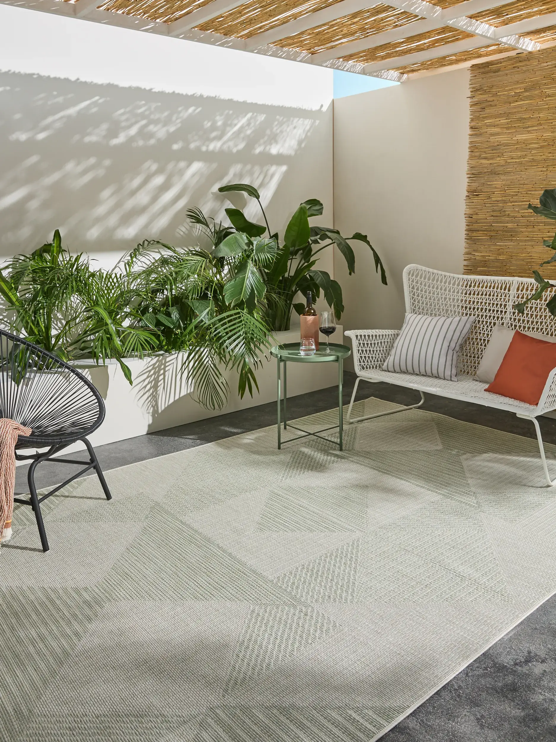 Rug made of 100% Polypropylen in Green with a 100% Polypropylen high pile by benuta Nest