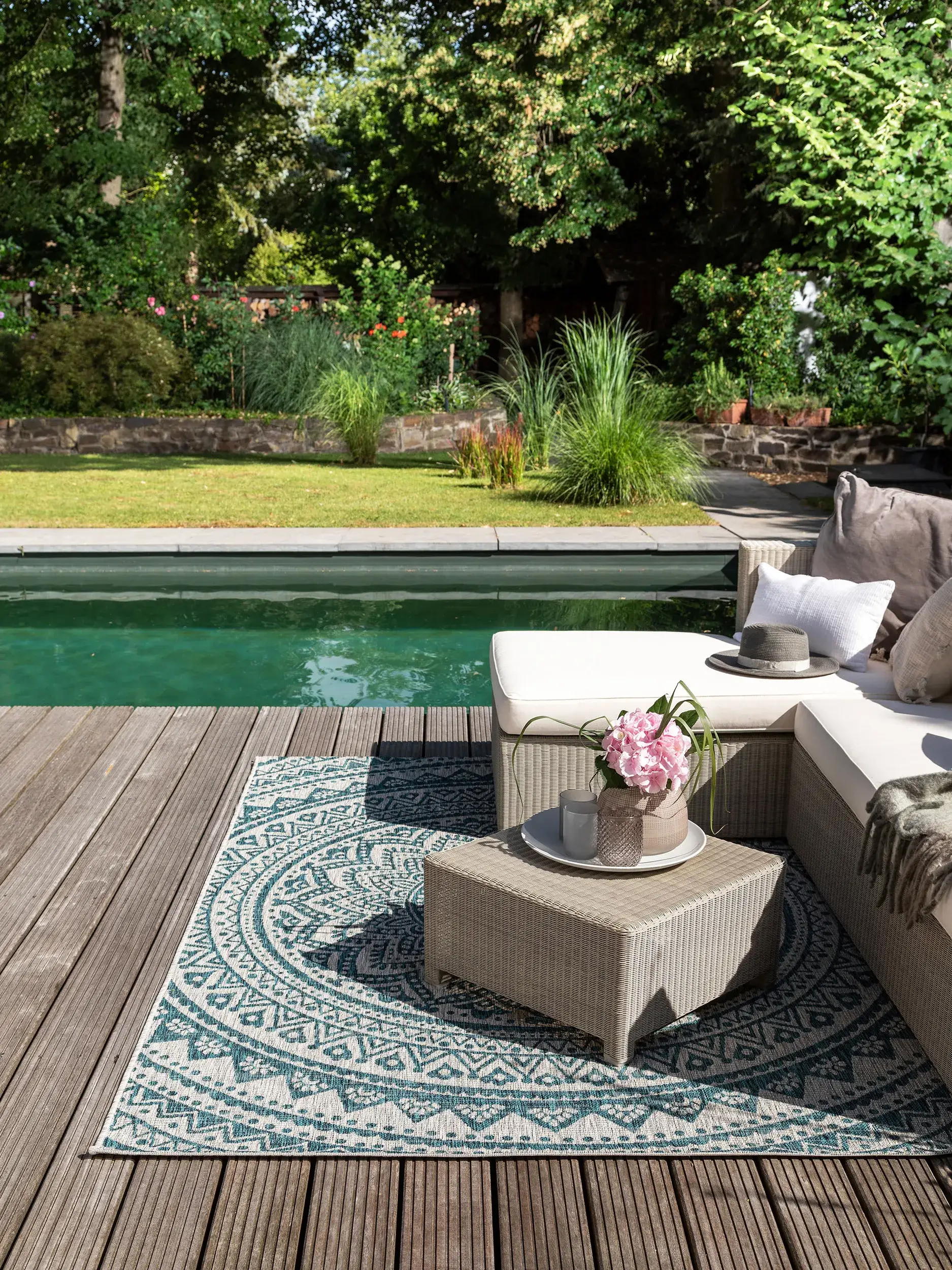 Tapijt van 100% Polypropyleen in Beige met een 100% Polypropyleen hoge pool van benuta nest