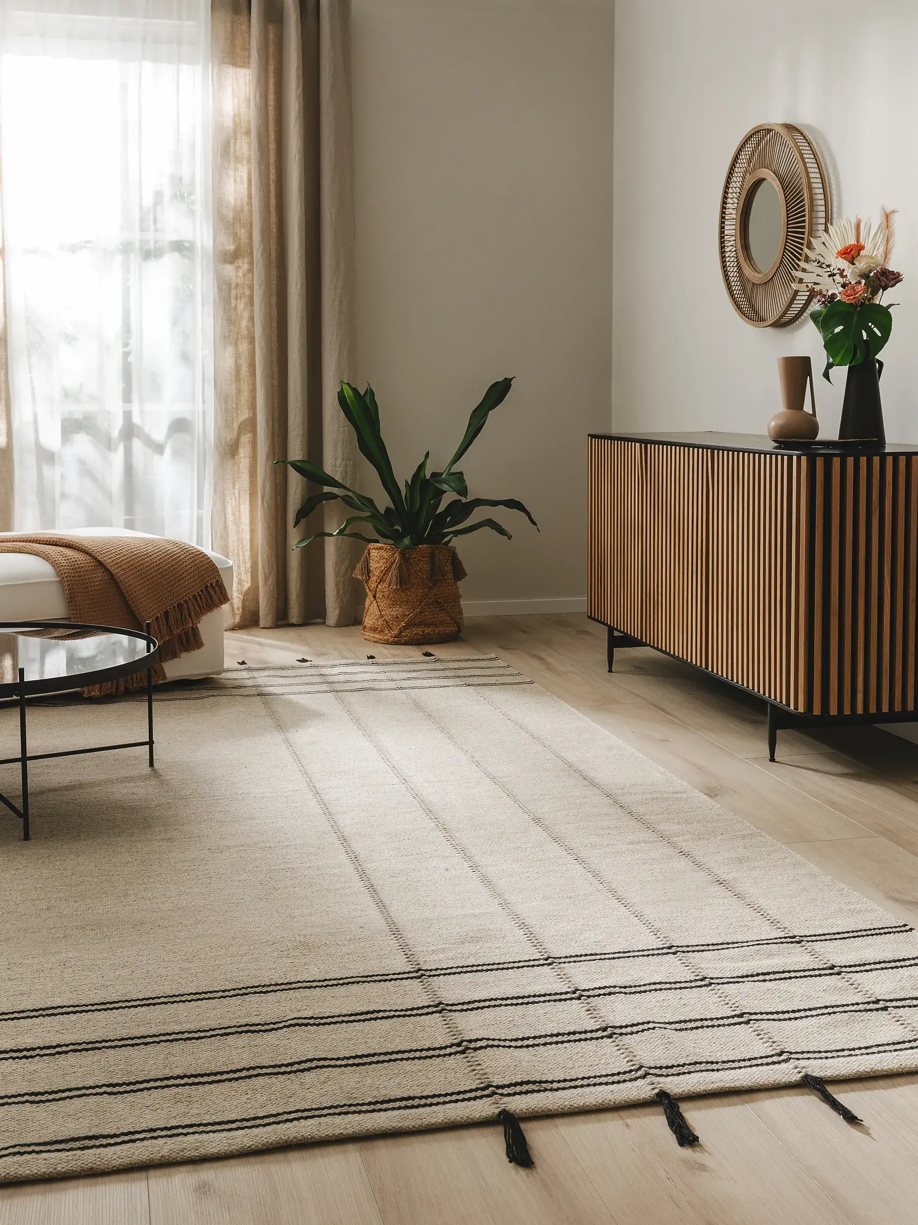 Teppich aus 70% Wolle, 30% Baumwolle in Schwarz mit 70% Wolle, 30% Baumwolle hohem Flor von benuta Pure