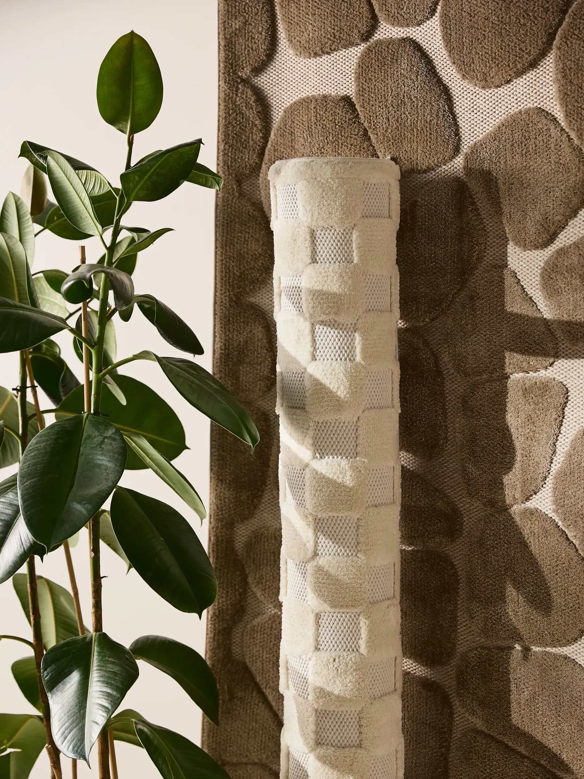 Tapis en 100% Polyester (Microfibre) en Taupe avec une pile de 100% Polyester (Microfibre) de hauteur de benuta POP
