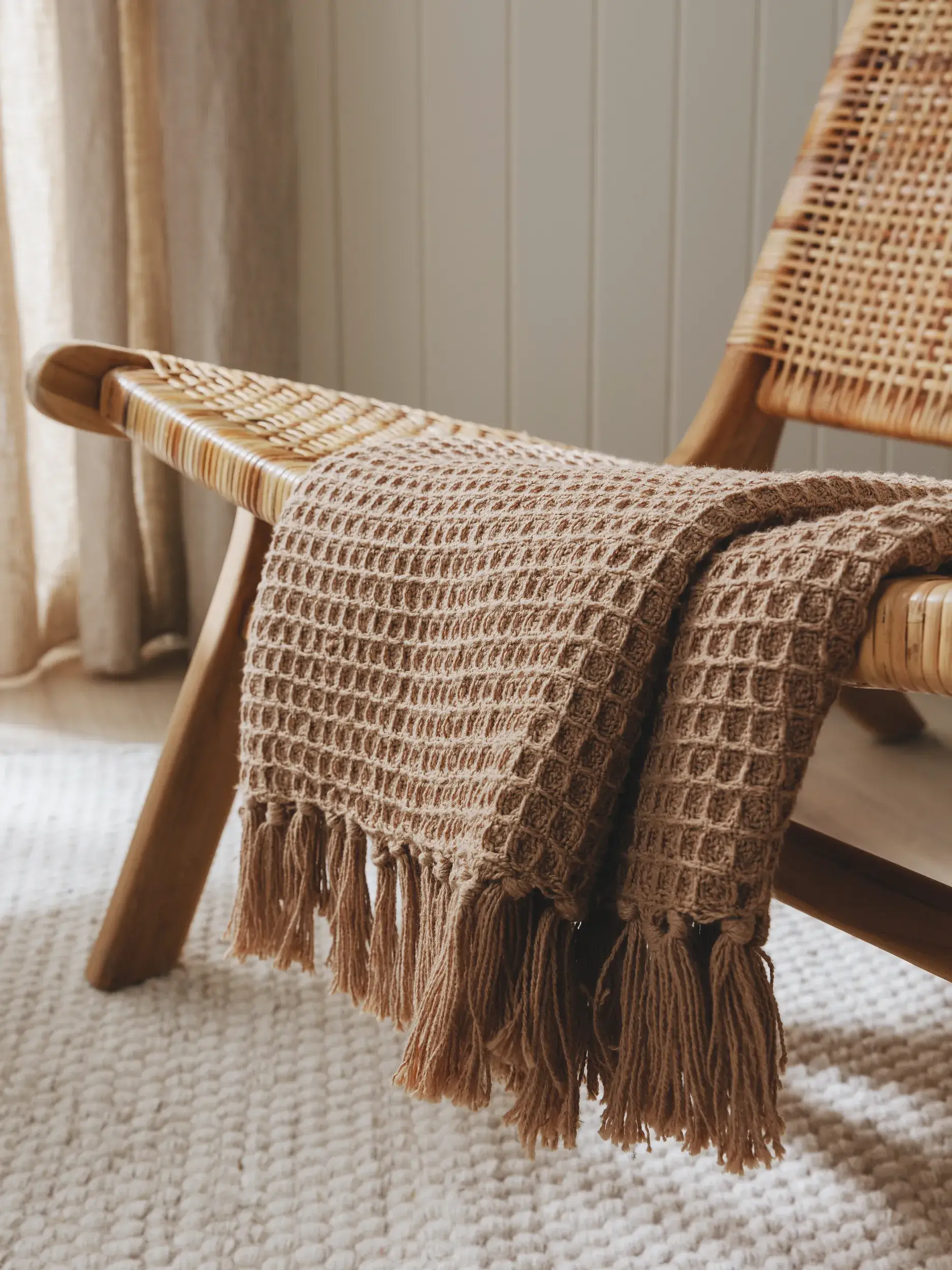 Baumwolldecke Amalia Hellbraun im Design Reliefoptik aus 100% Baumwolle von benuta Pure