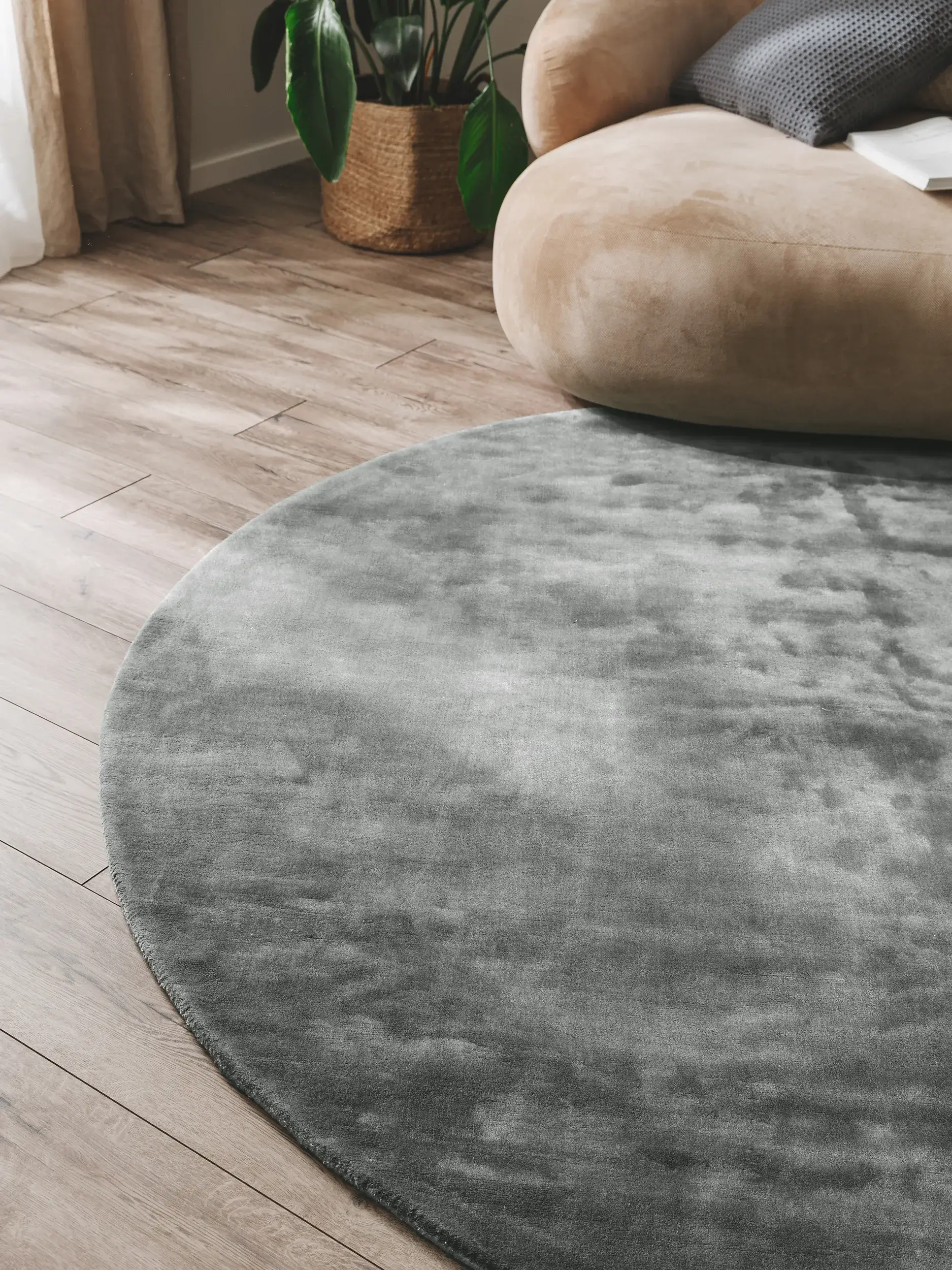 Teppich aus 100% Viskose in Beige mit 100% Viskose hohem Flor von benuta Pure