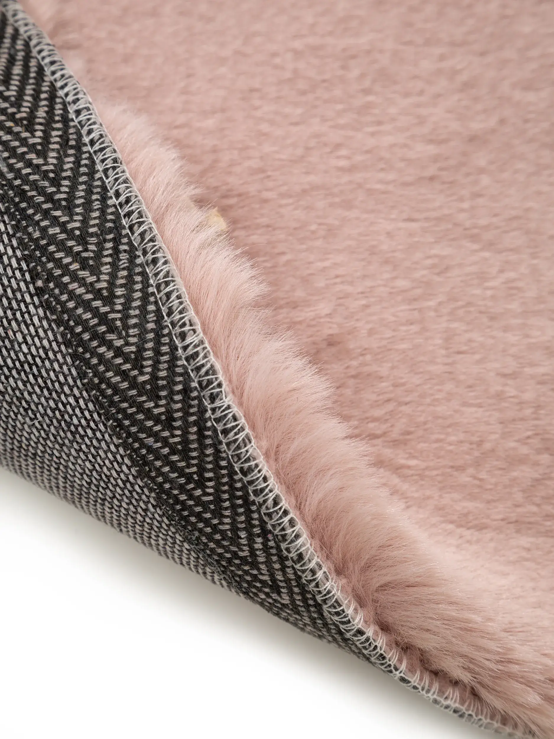 Matto 100% Polyestera värissä Rosa 100% Polyester korkealla nukalla merkiltä Lytte