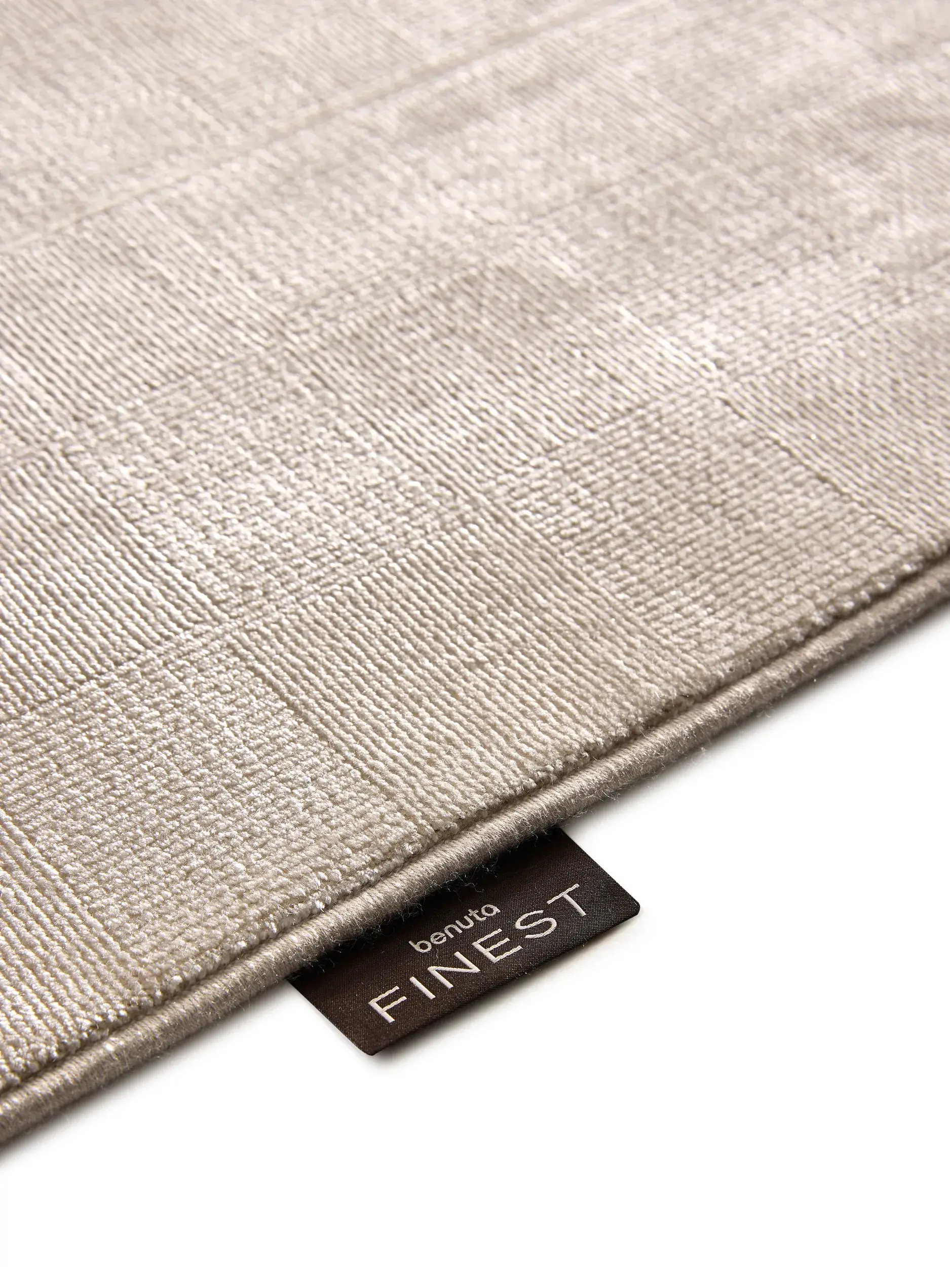Teppich aus 60% Viskose, 40% Polyacryl (Chenille) in Beige mit 60% Viskose, 40% Polyacryl (Chenille) hohem Flor von benuta Finest