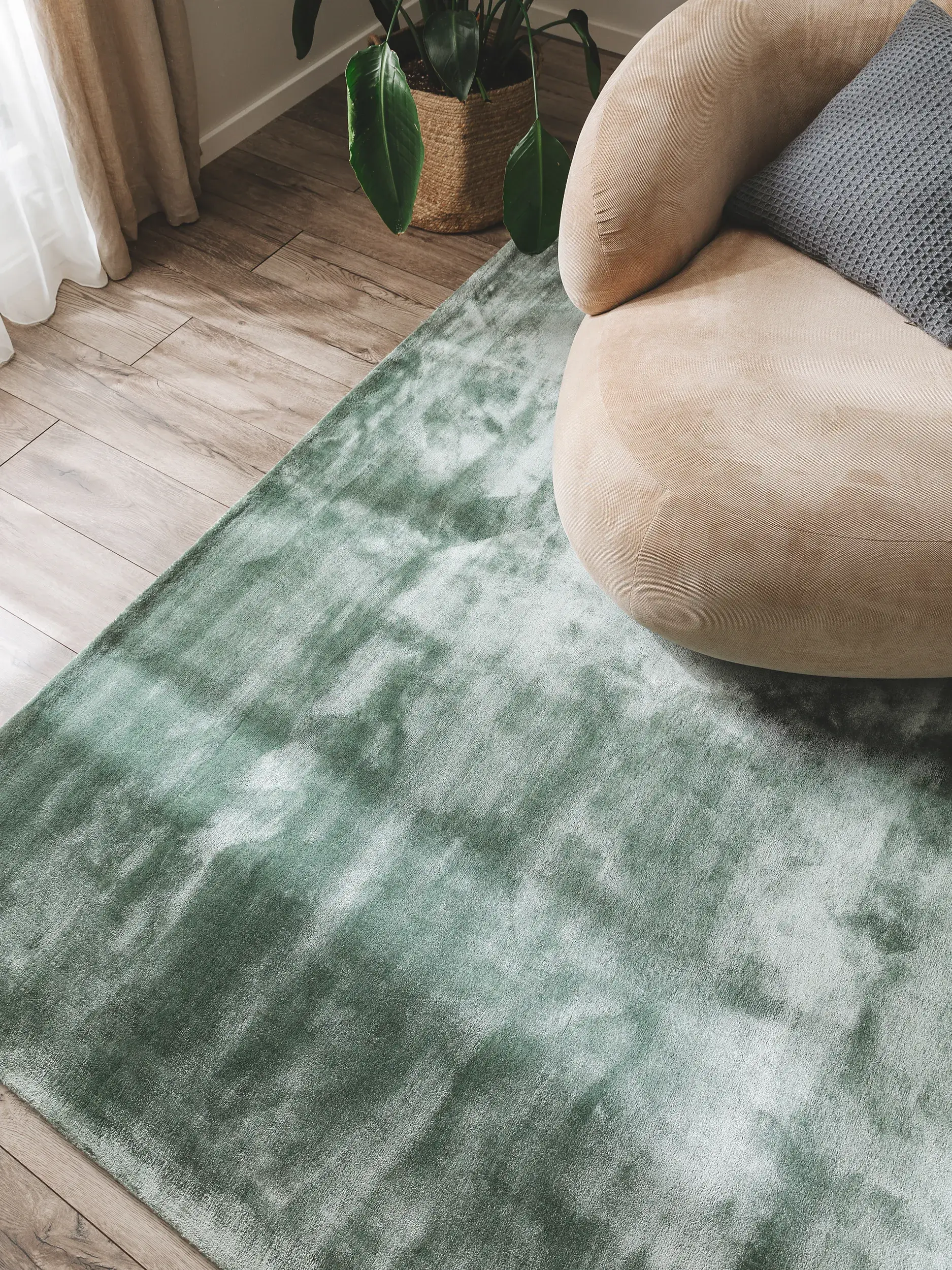 Teppich aus 100% Viskose in Grün mit 100% Viskose hohem Flor von benuta Pure