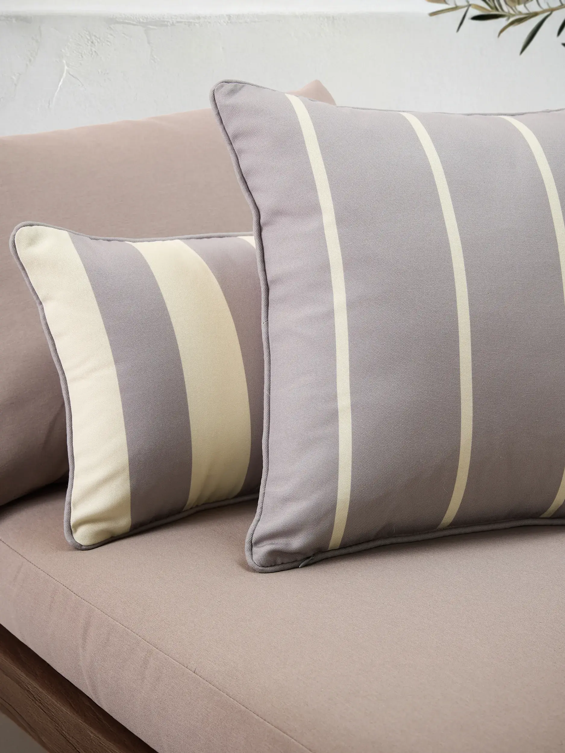 Indendørs- og udendørspude Reed Grå fra benuta nest