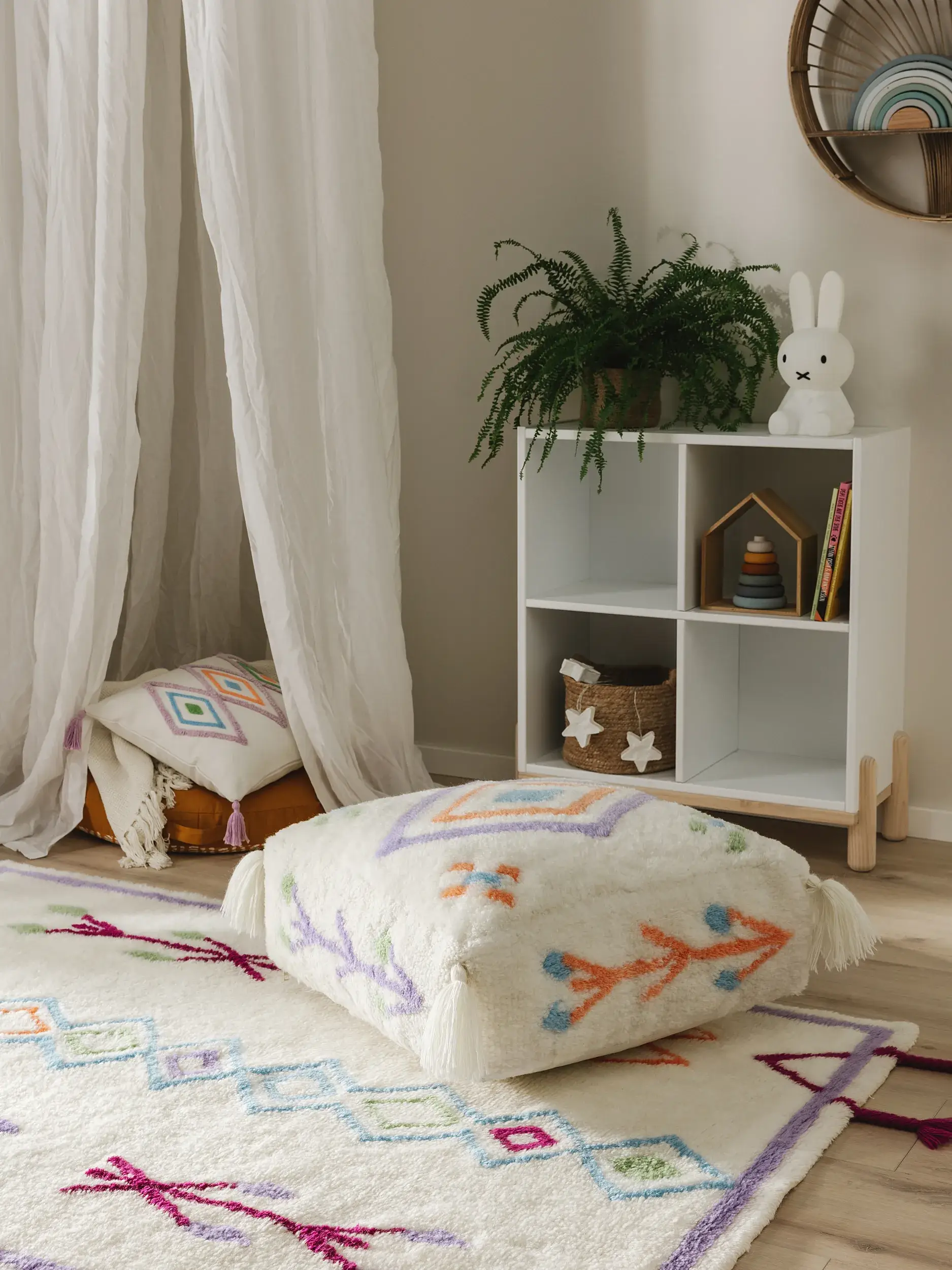 Handgefertigter Woll-Pouf Malika Multicolor im Design Orientalisch aus 100% Wolle von Lytte