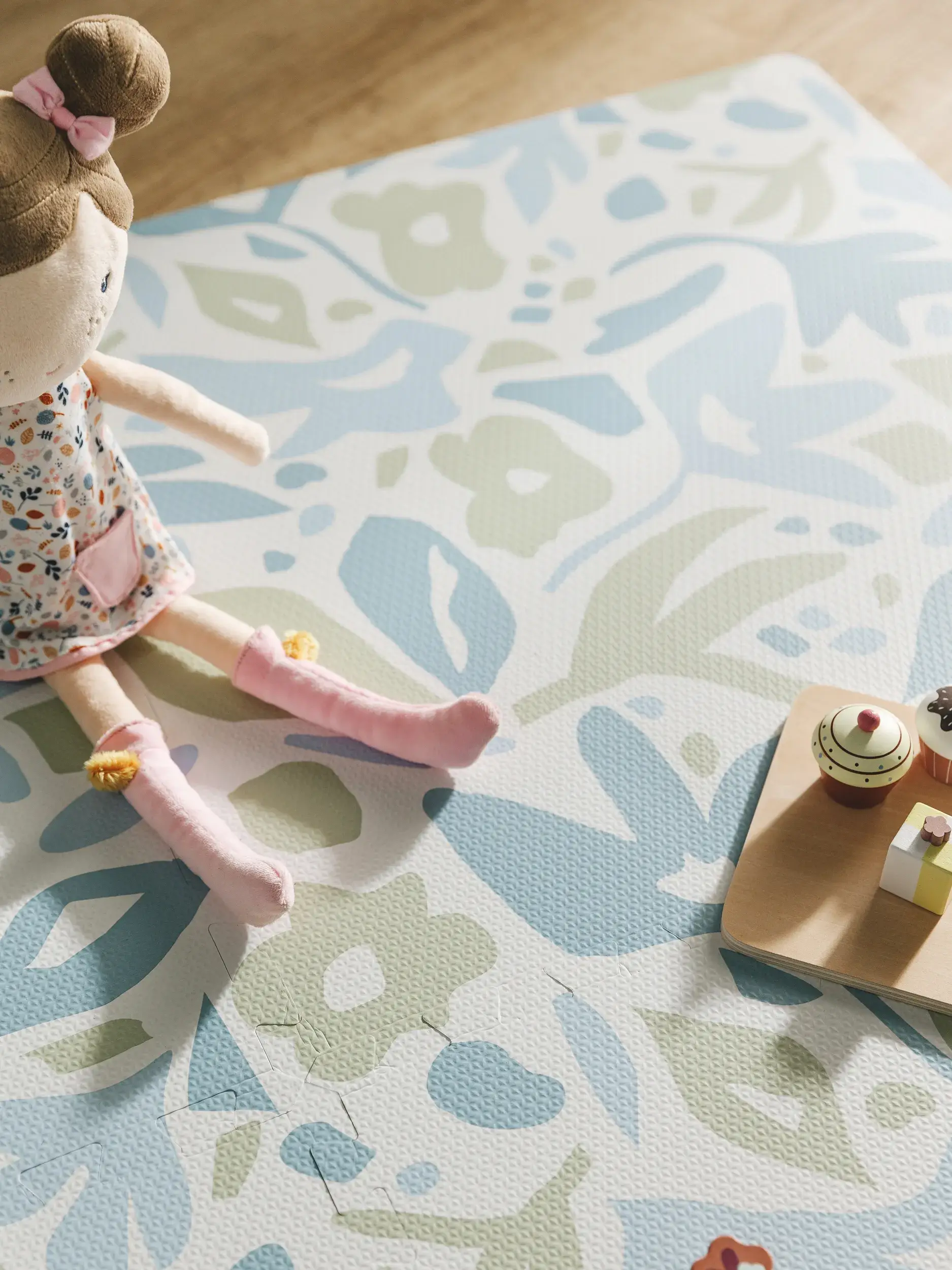 Spielmatte Flora Blau im Design Floral aus  von Lytte