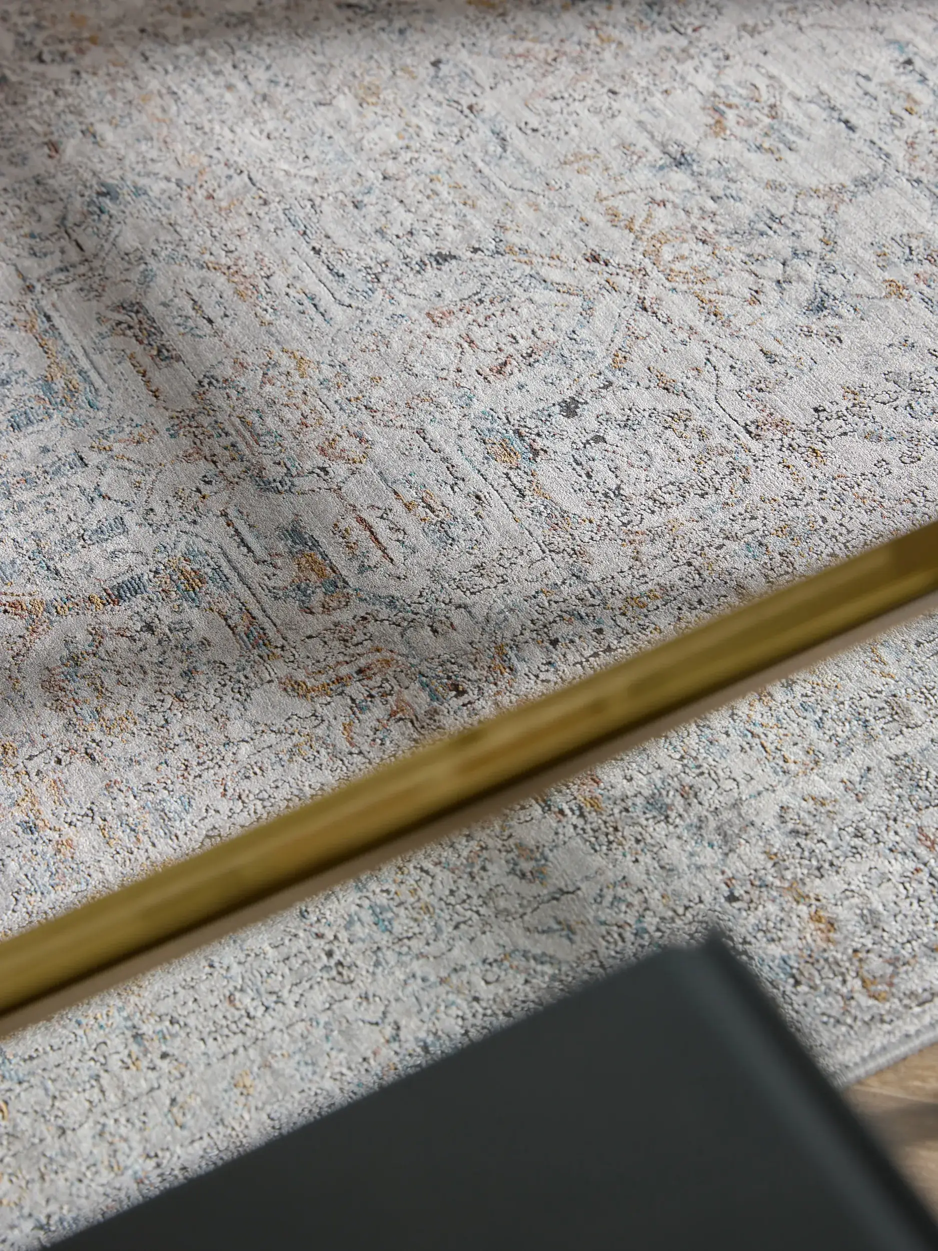 Teppich aus 56% Viskose, 30% Polyester, 14% Polyacryl in Grau mit 56% Viskose, 30% Polyester, 14% Polyacryl hohem Flor von benuta Finest